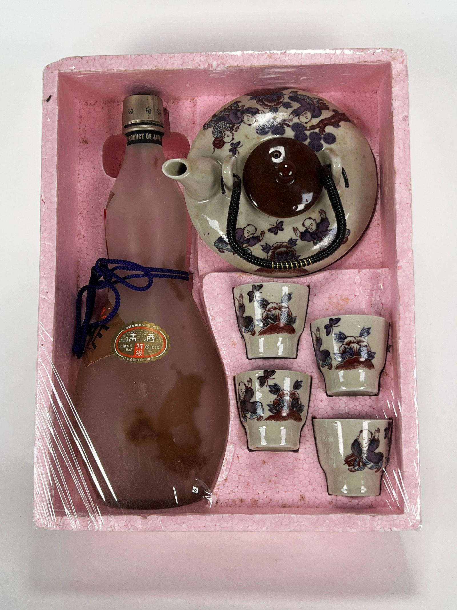 SET OF FOUR SAKE CUPS AND TEA POT (1 of 2)