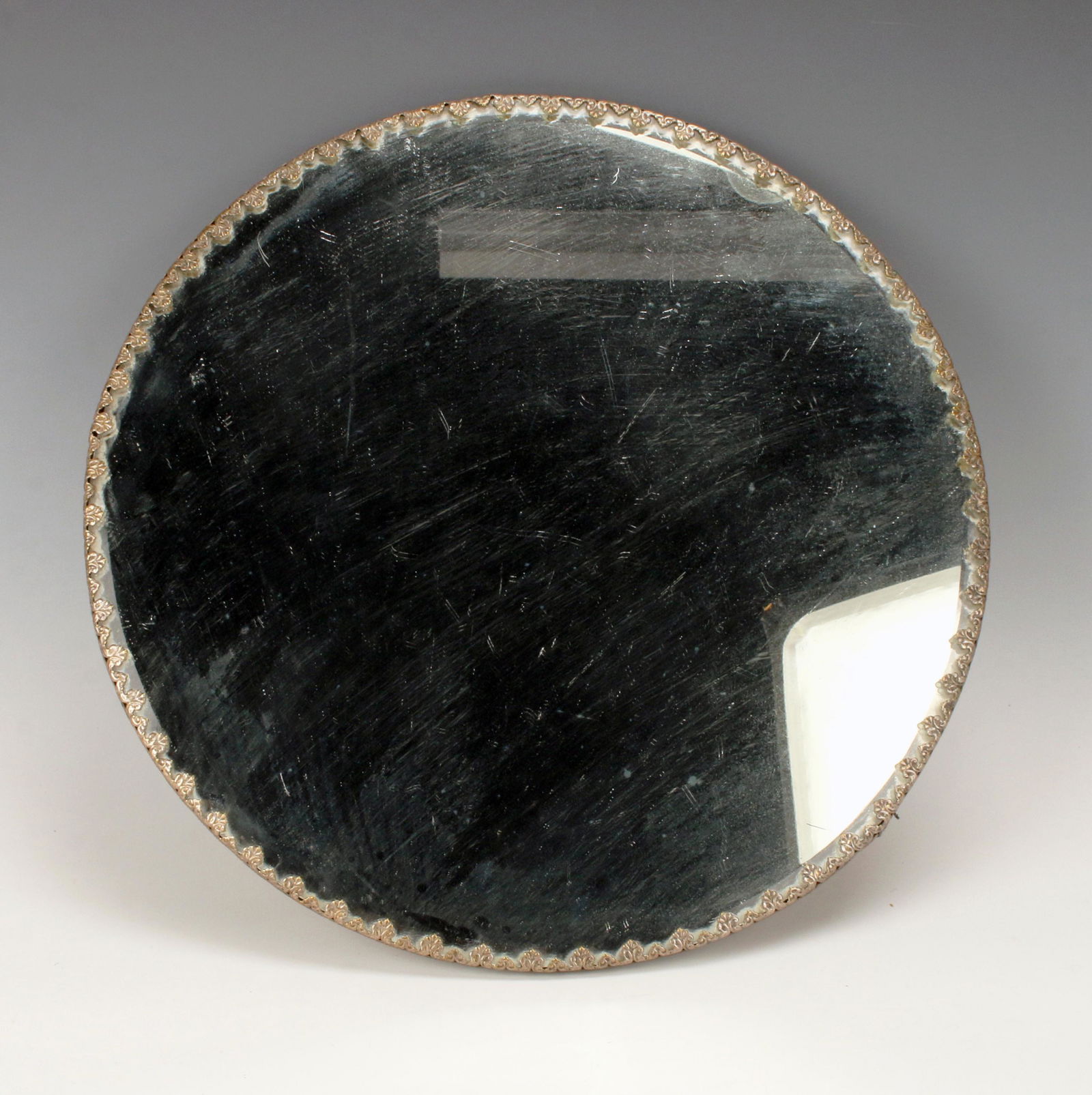 ROUND VANITY MIRROR CENTERPIECE (1 of 4)