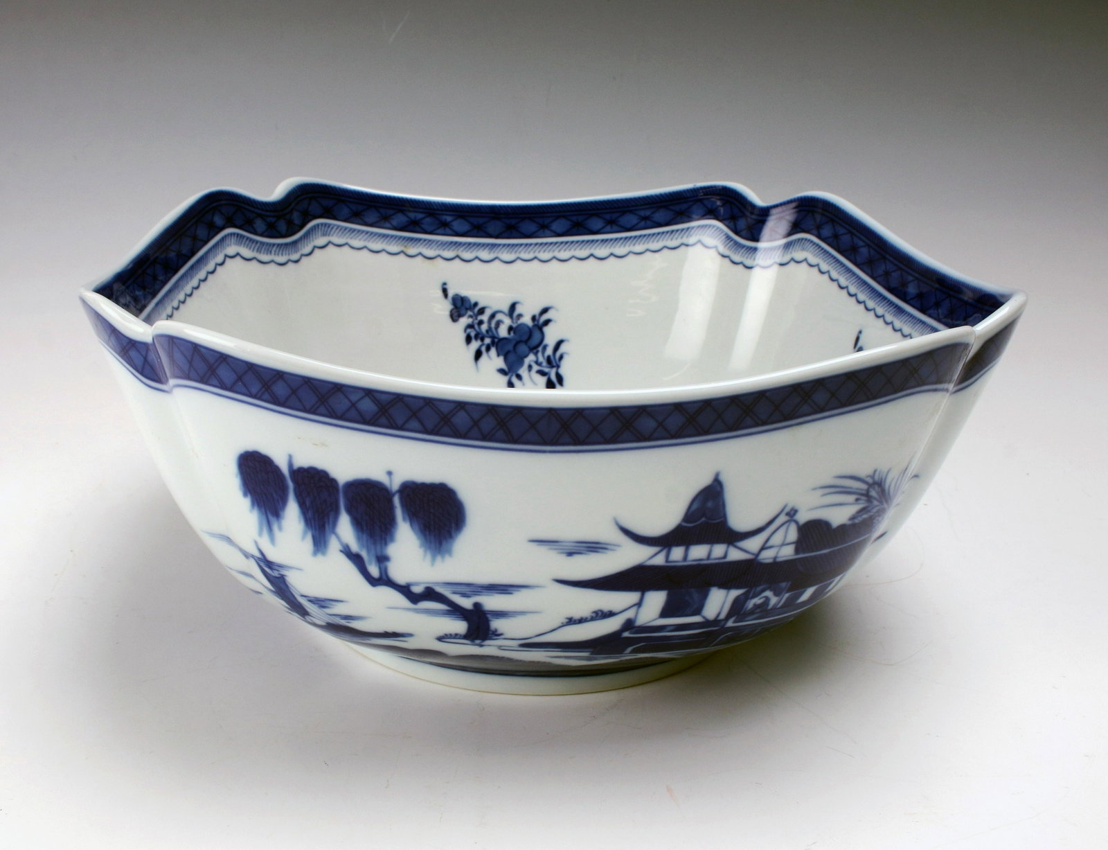 MOTTAHEDEH BLUE CANTON LARGE SQUARE BOWL: MOTTAHEDEH BLUE CANTON LARGE SQUARE BOWL Large Square Mottahedeh Blue Canton Bowl, Licensed by the Historic Charleston Foundation. Reproduction of 18th century Chinese Bl