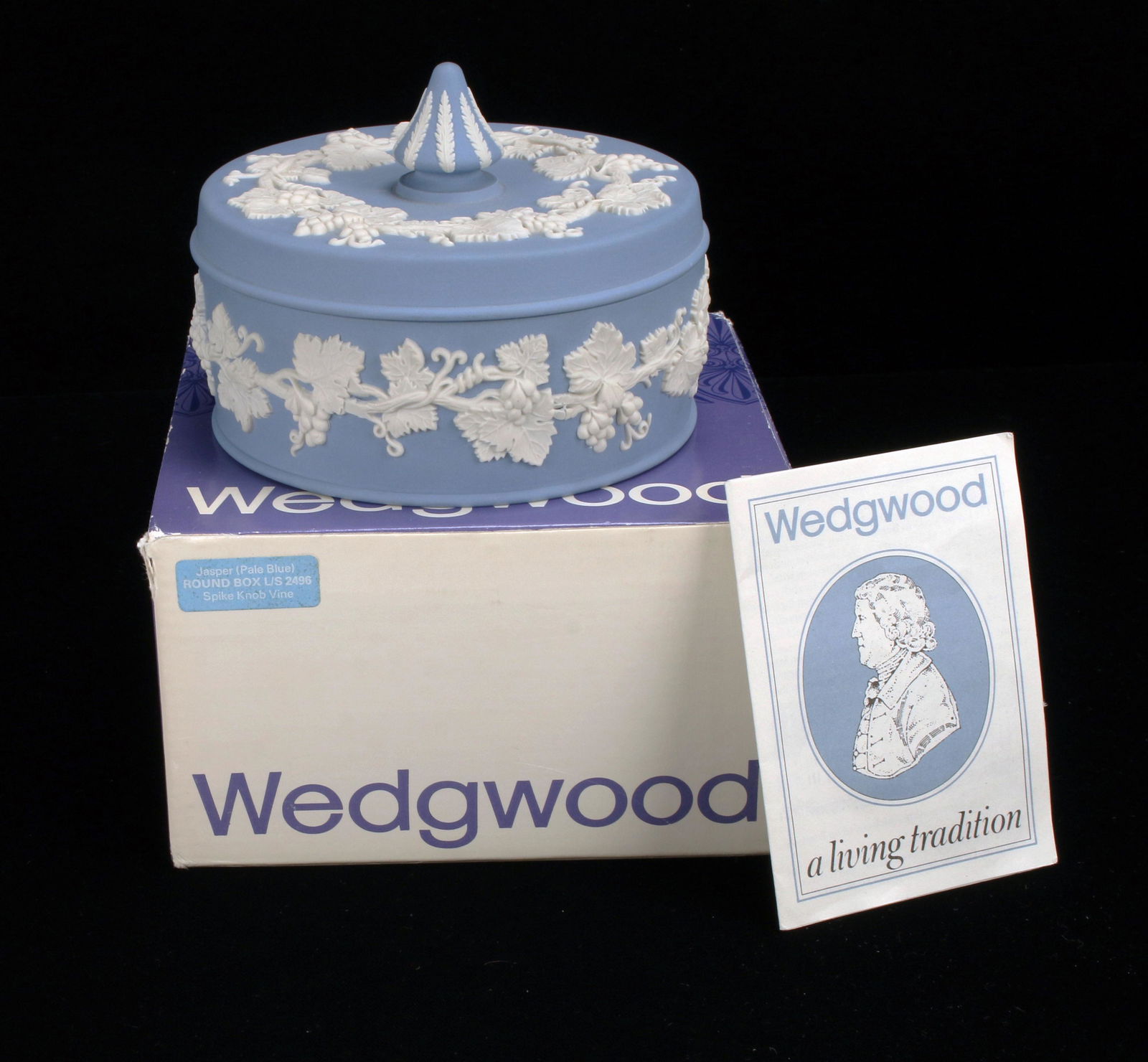 WEDGWOOD JASPER ROUND BOX W SPIKE KNOB IN BOX: WEDGWOOD JASPER ROUND BOX W SPIKE KNOB IN BOX Pale blue and white round box with spike knob finial. In original Wedgwood box. Box has wear. Box: 6&quo