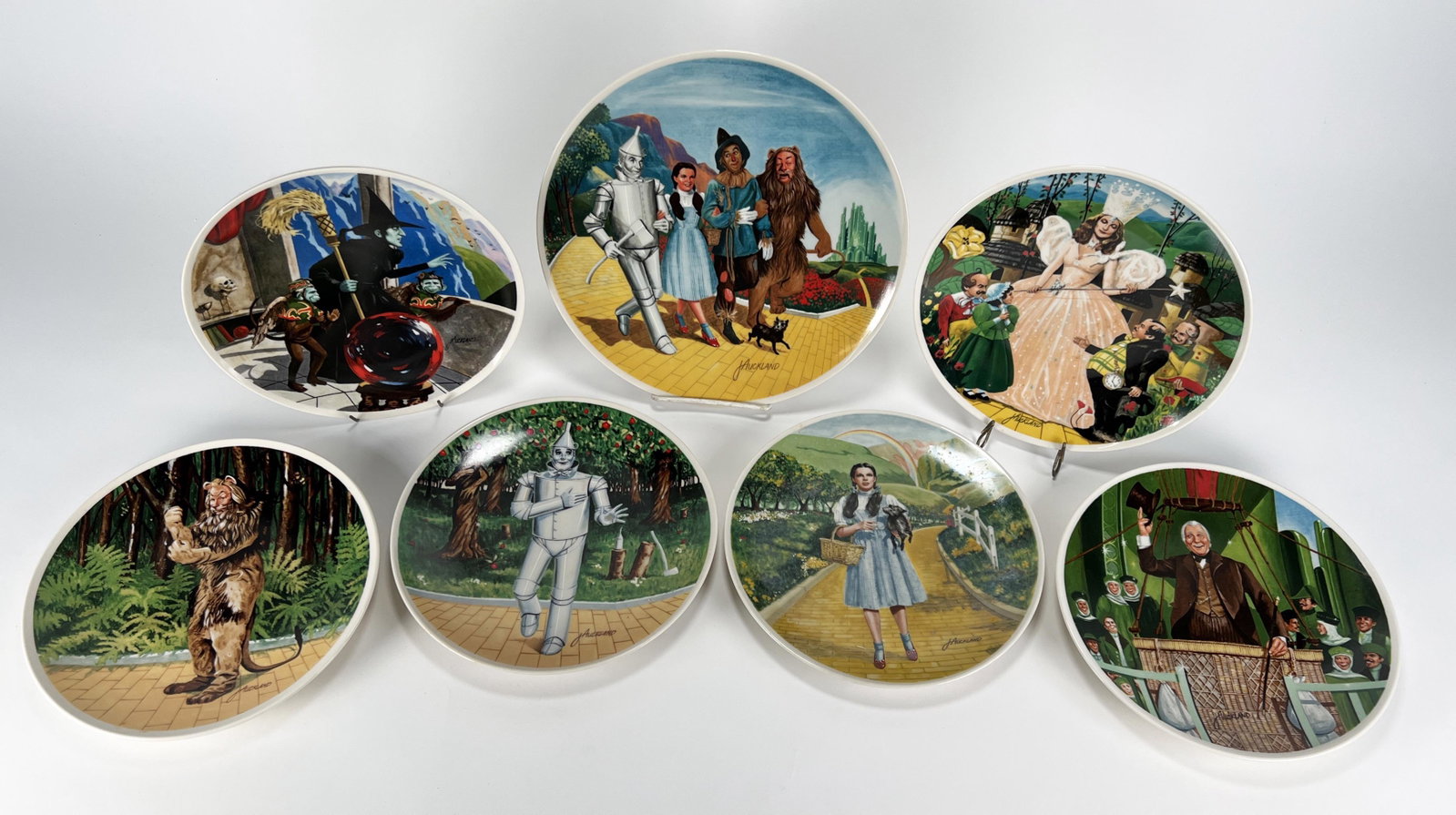 SEVEN BRADFORD EXCHANGE WIZARD OF OZ PLATES IN BOX: SEVEN BRADFORD EXCHANGE WIZARD OF OZ PLATES IN BOX Classic collectible Wizard of Oz plates with your favorite scenes from the movie. Including The Tin Man If I Only Had a Brain, Dorothy