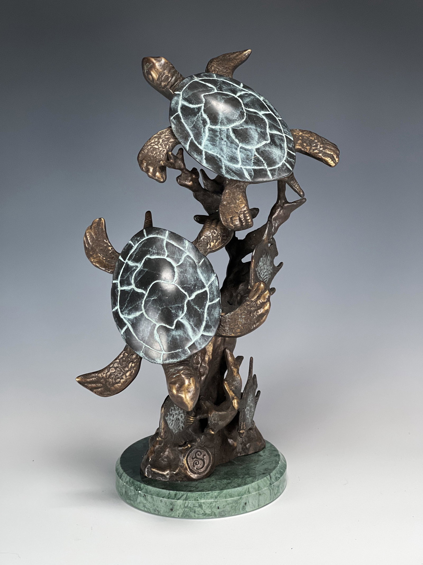 BRONZE SWIMMING TURTLE & FISH SCULPTURE: BRONZE SWIMMING TURTLE & FISH SCULPTURE Two turtles dance in the sea among fish and water plants. 7" X 12" Shipping: