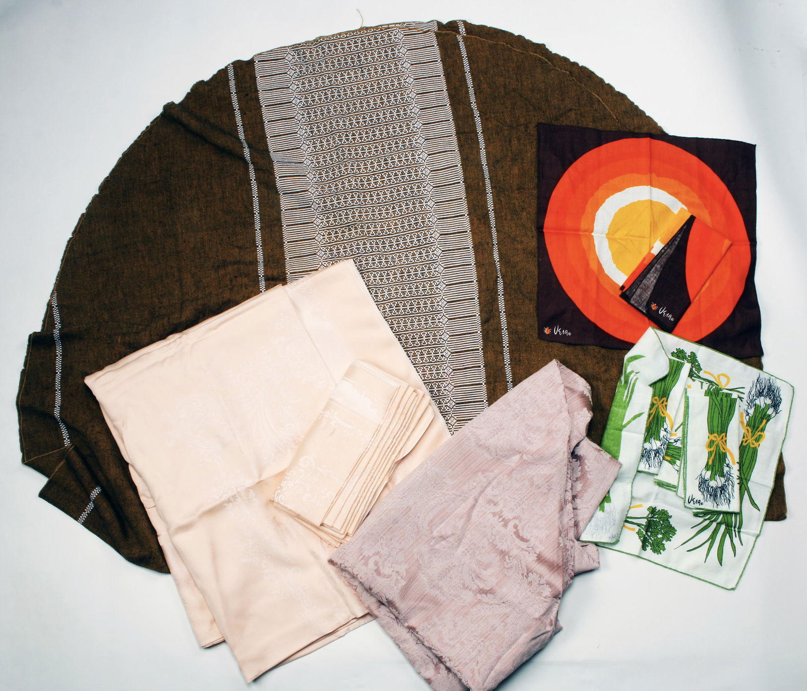 VINTAGE LINENS NAPKINS TABLECLOTHS (1 of 5)