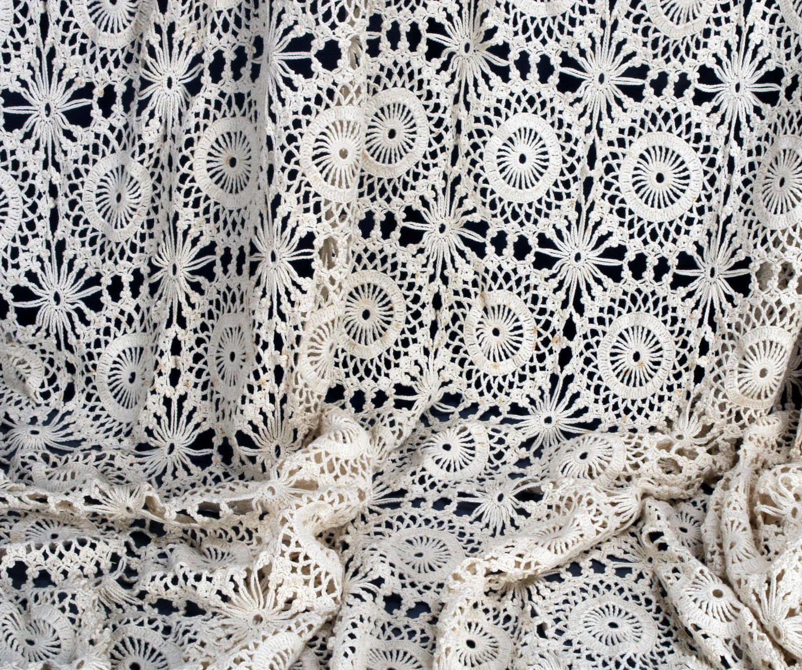 VINTAGE HAND CROCHETED TABLECLOTH (1 of 3)
