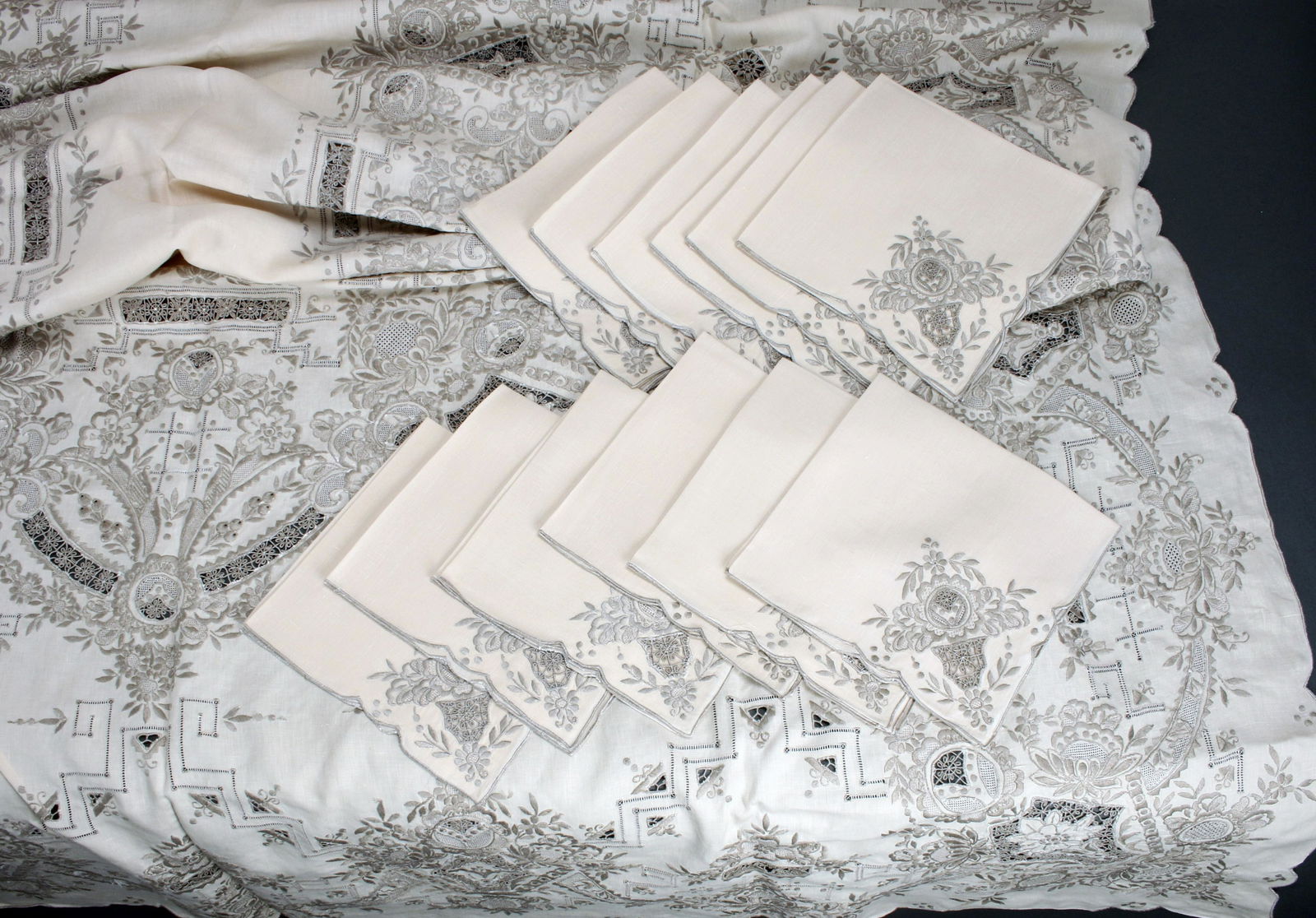 FINE VINTAGE EMBROIDERED TABLECLOTH LINEN (1 of 12)