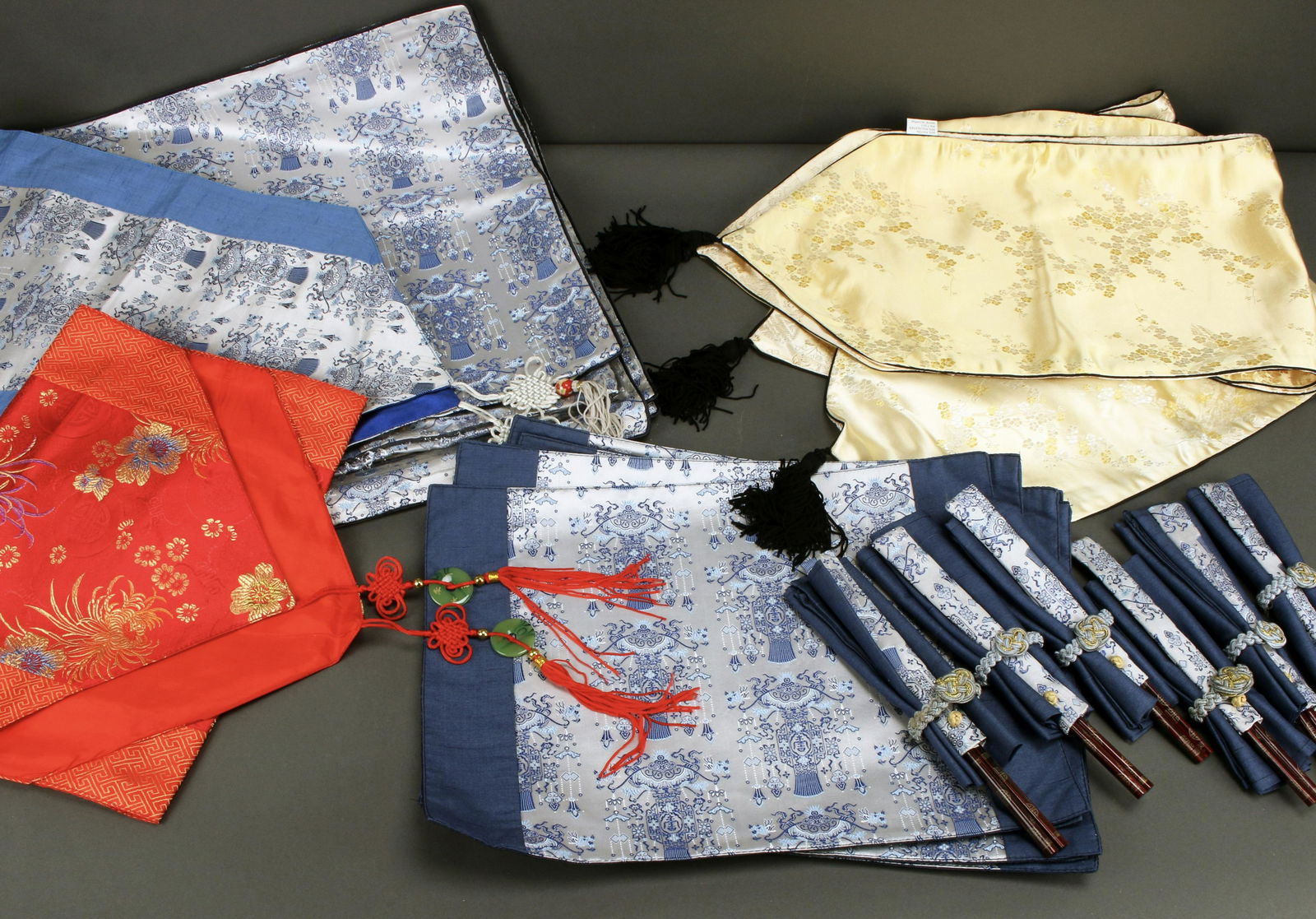 ASIAN TEXTILE LOT PLACEMATS TABLE RUNNERS PILLOW (1 of 10)