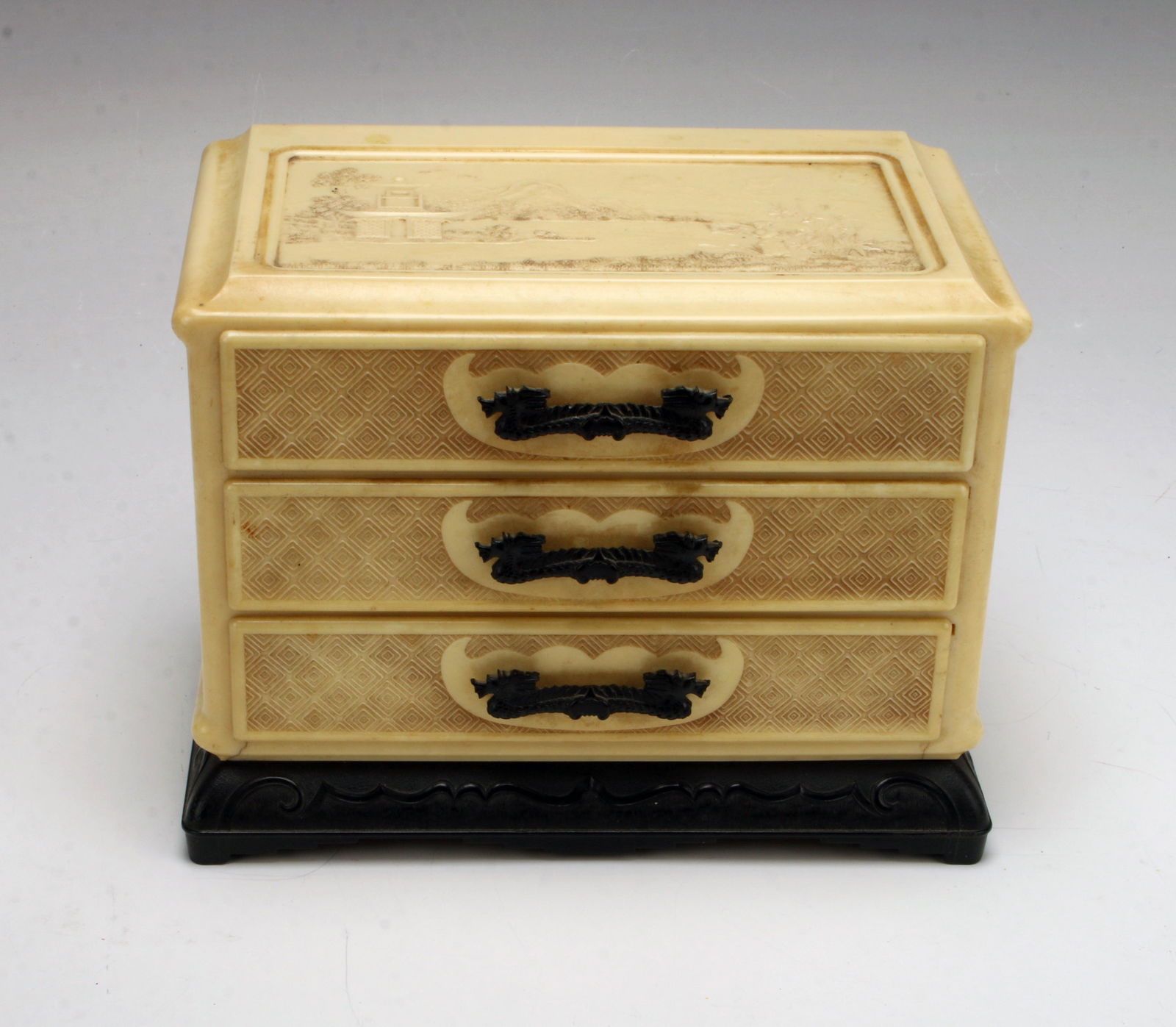 VINTAGE CELLULOID CHINOISERIE JEWELRY BOX (1 of 6)