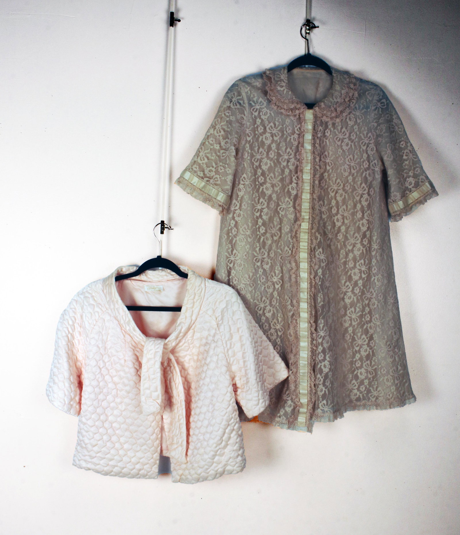 VINTAGE ODETTE BARSA ROBE & BARBIZON BED JACKET: VINTAGE ODETTE BARSA ROBE & BARBIZON BED JACKET Vintage Odette Barsa pink lace and ribbon A-line dressing gown/ housecoat/ robe. With ribbon details and double layere