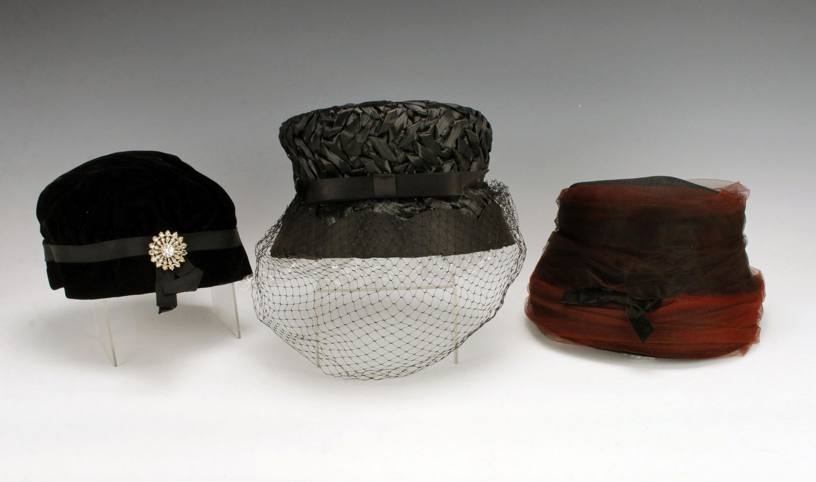 THREE VINTAGE HATS & WANAMAKER BOX (1 of 5)