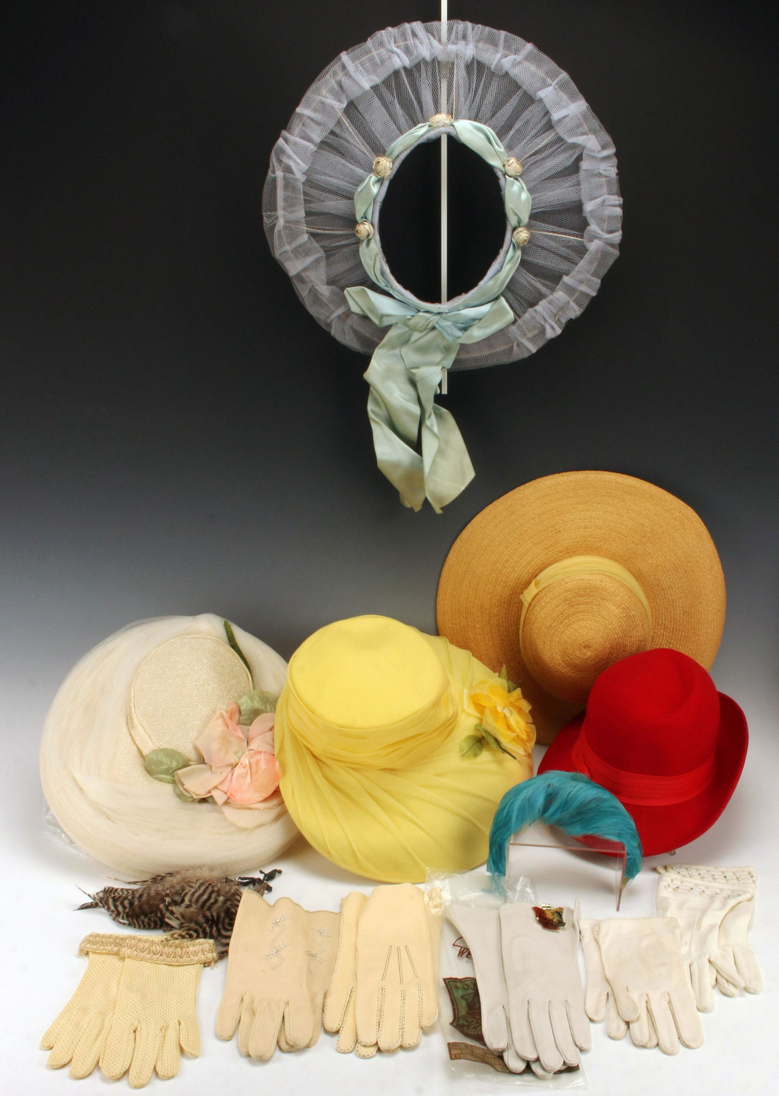 FIVE VINTAGE HATS & GLOVES IN HAT BOX (1 of 9)