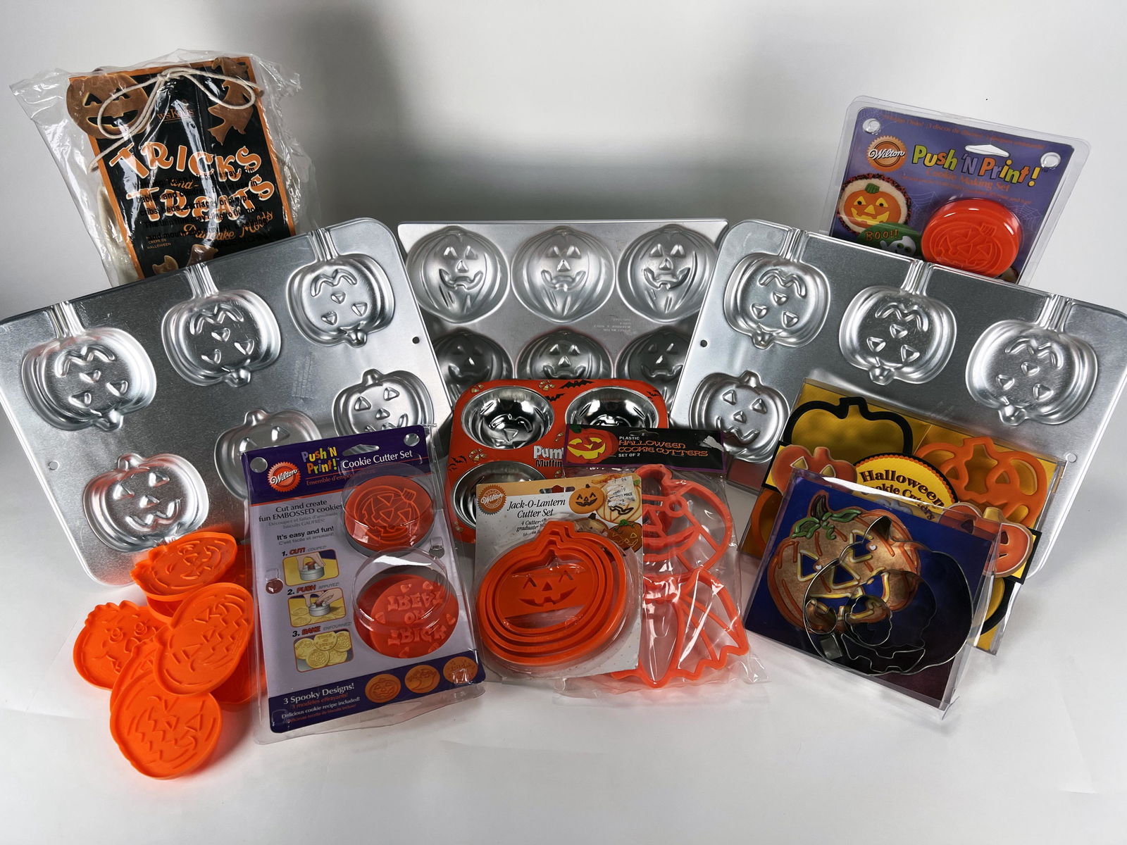 HALLOWEEN THEME COOKIE CUTTERS TINS PRESSES (1 of 4)