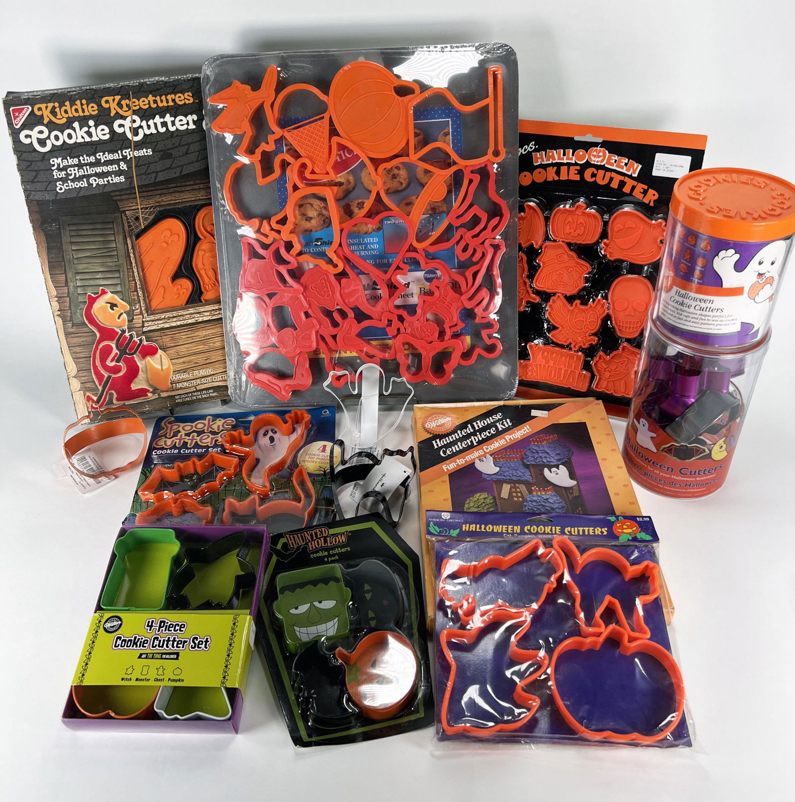 LARGE LOT VINTAGE HALLOWEEN COOKIE CUTTERS IN BOX (1 of 5)