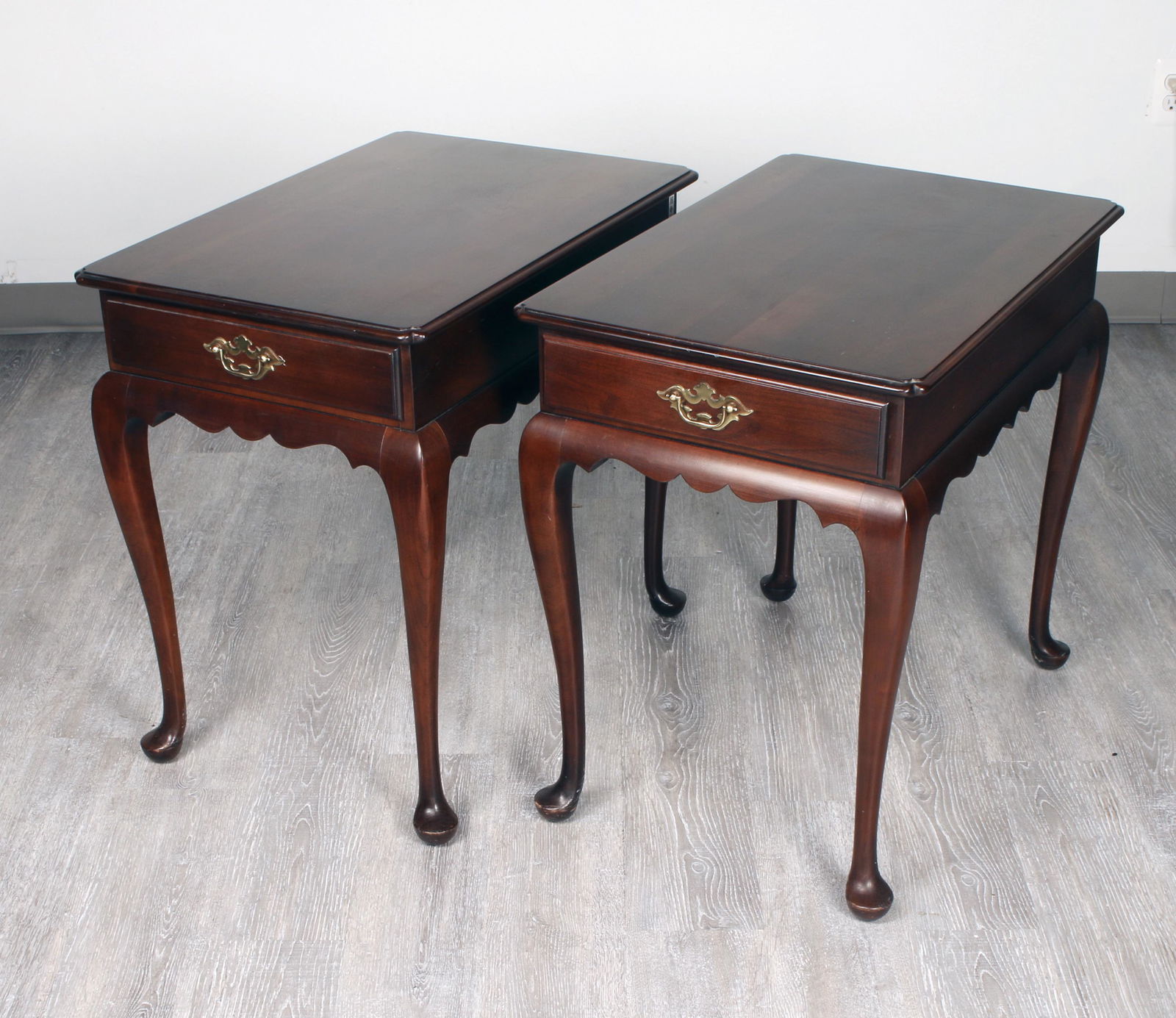 PAIR VINTAGE QUEEN ANNE STYLE END TABLES (1 of 5)