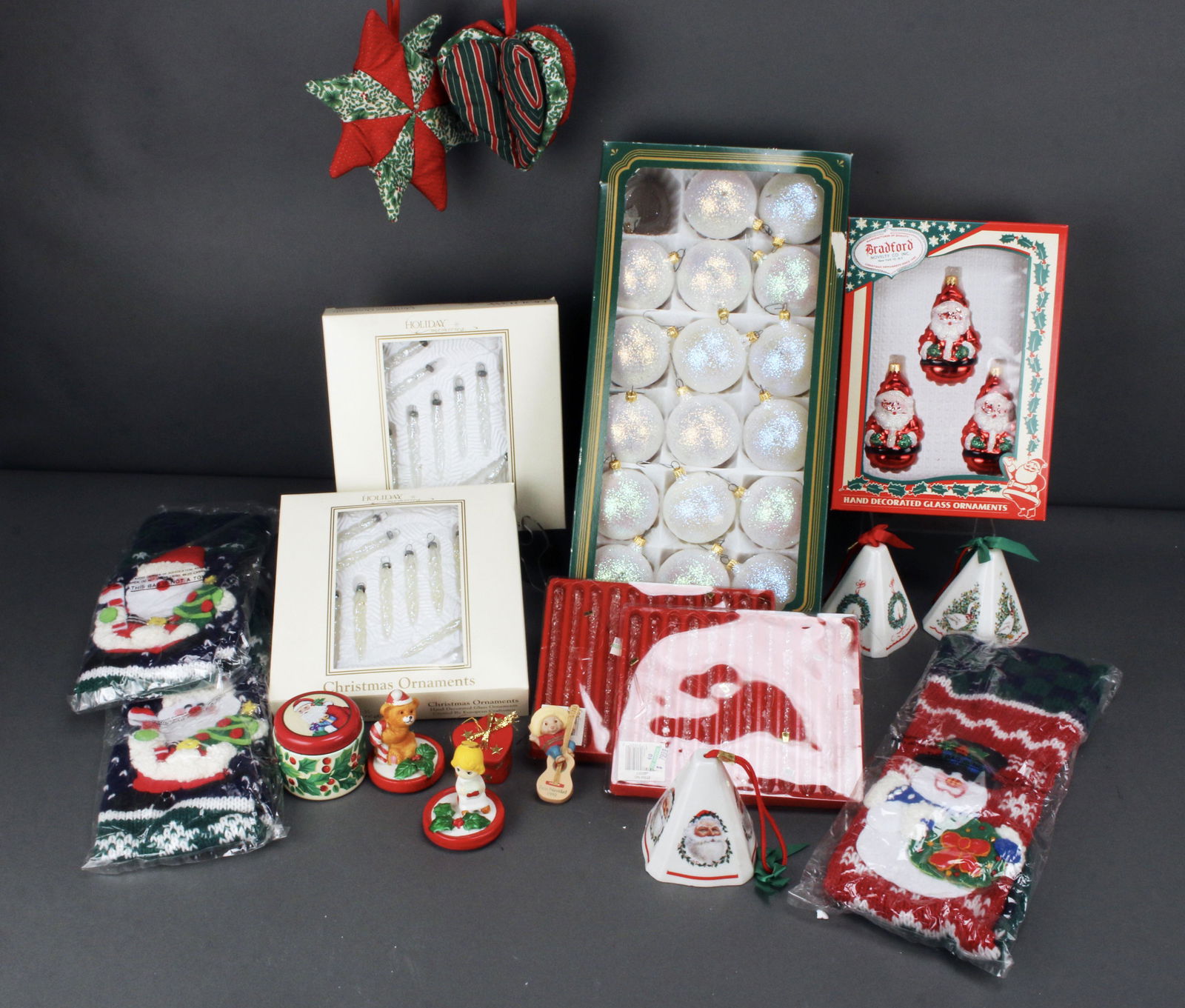 LOT OF CHRISTMAS ORNAMENTS & DECOR (1 of 6)