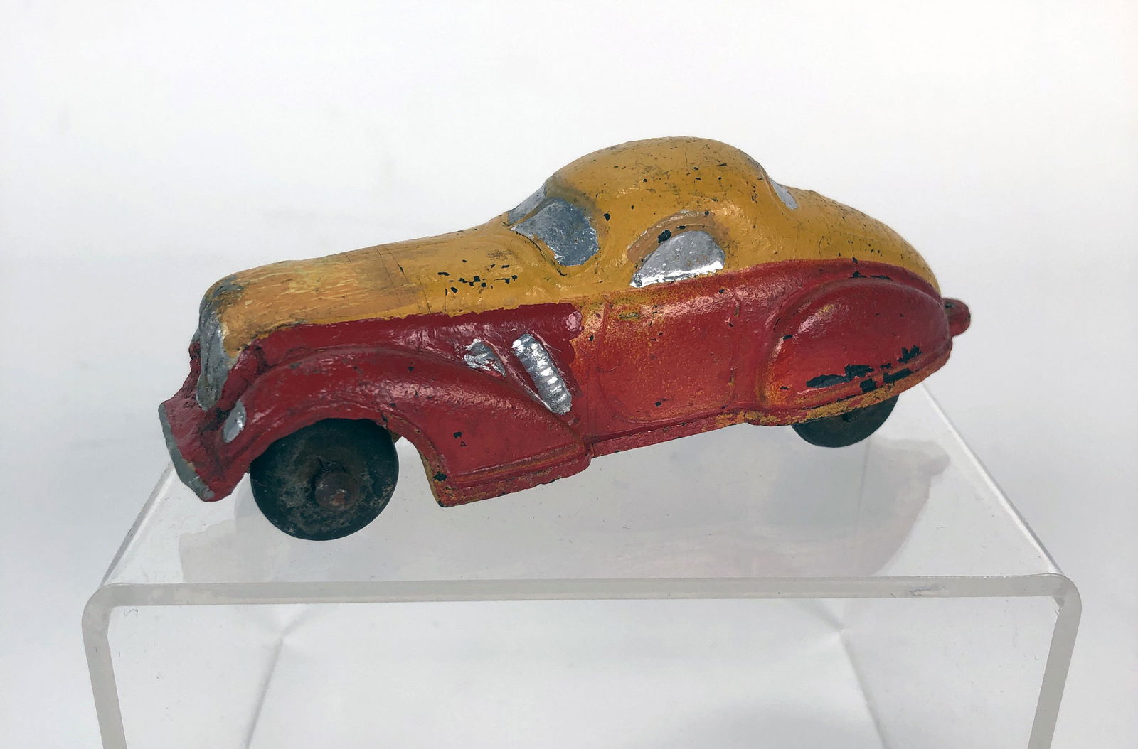 VINTAGE SUN RUBBER CO. TOY CAR (1 of 7)