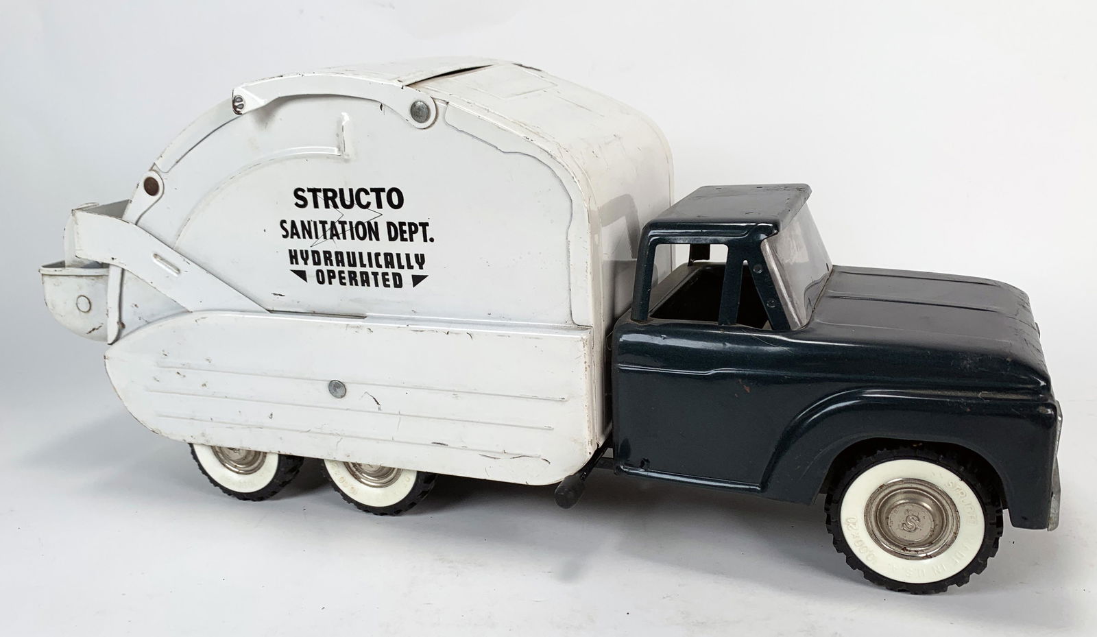 STRUCTO SANITATION DEPT. TOY TRASH TRUCK (1 of 6)