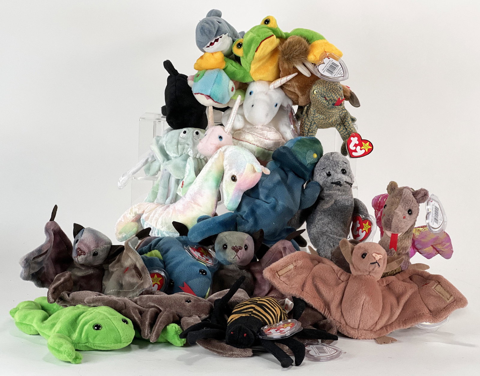 BEANIE BABIES SEA LIFE, LIZARDS, AND MISC.: BEANIE BABIES SEA LIFE, LIZARDS, AND MISC. Whether or not you like sea creatures, arachnids, flying mammals, or mythical animals we've got you covered in this lot.