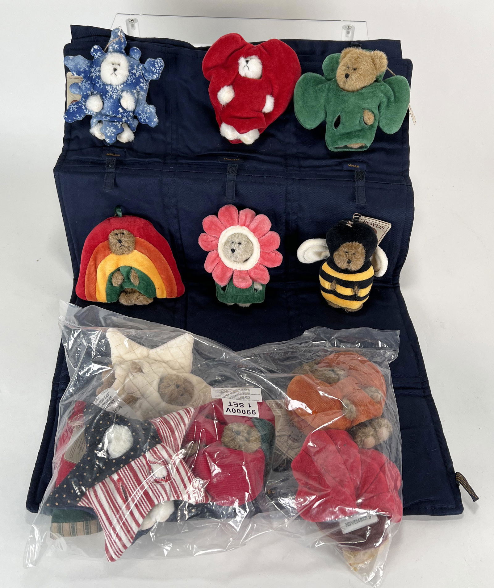 BOYDS BEARS PEEKER OF THE MONTH CALENDAR (1 of 6)