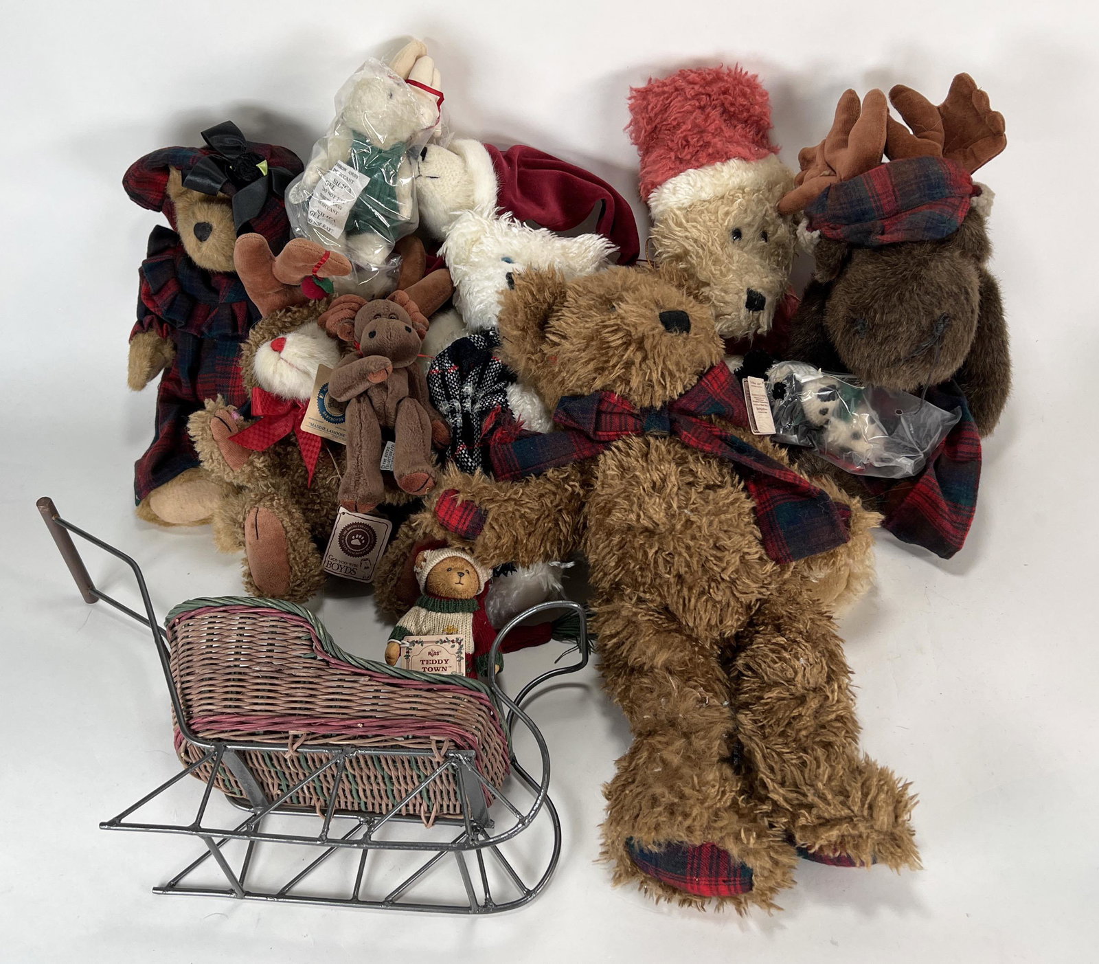 BOYDS BEARS WINTER AND CHRISTMAS: BOYDS BEARS WINTER AND CHRISTMAS These Boyd's Bears are all ready for a snowy Christmas. Includes Santa, reindeer, polar bear and sleigh just to name a few.