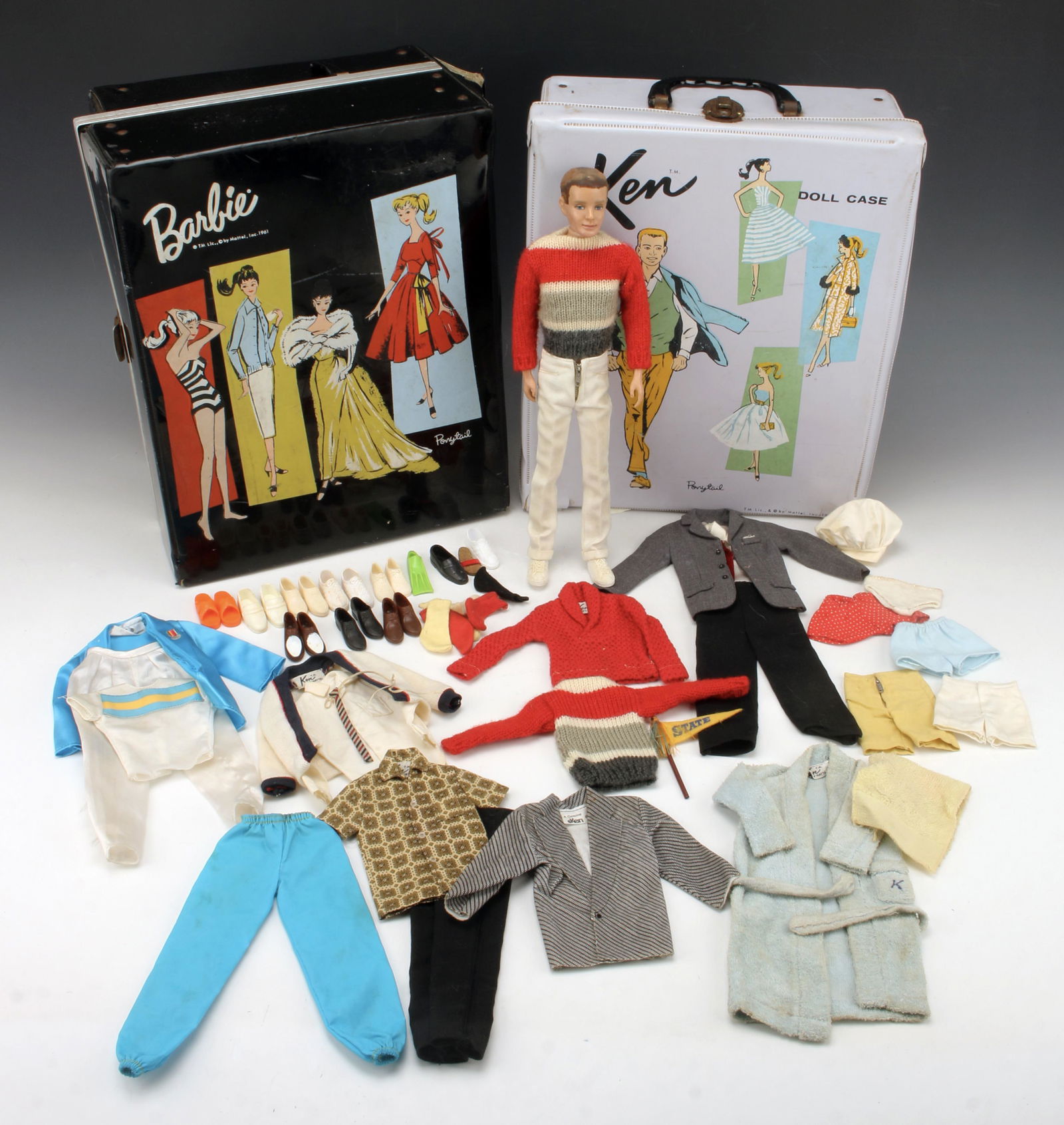 BARBIE & KEN WARDROBE WITH CLOTHES (1 of 10)