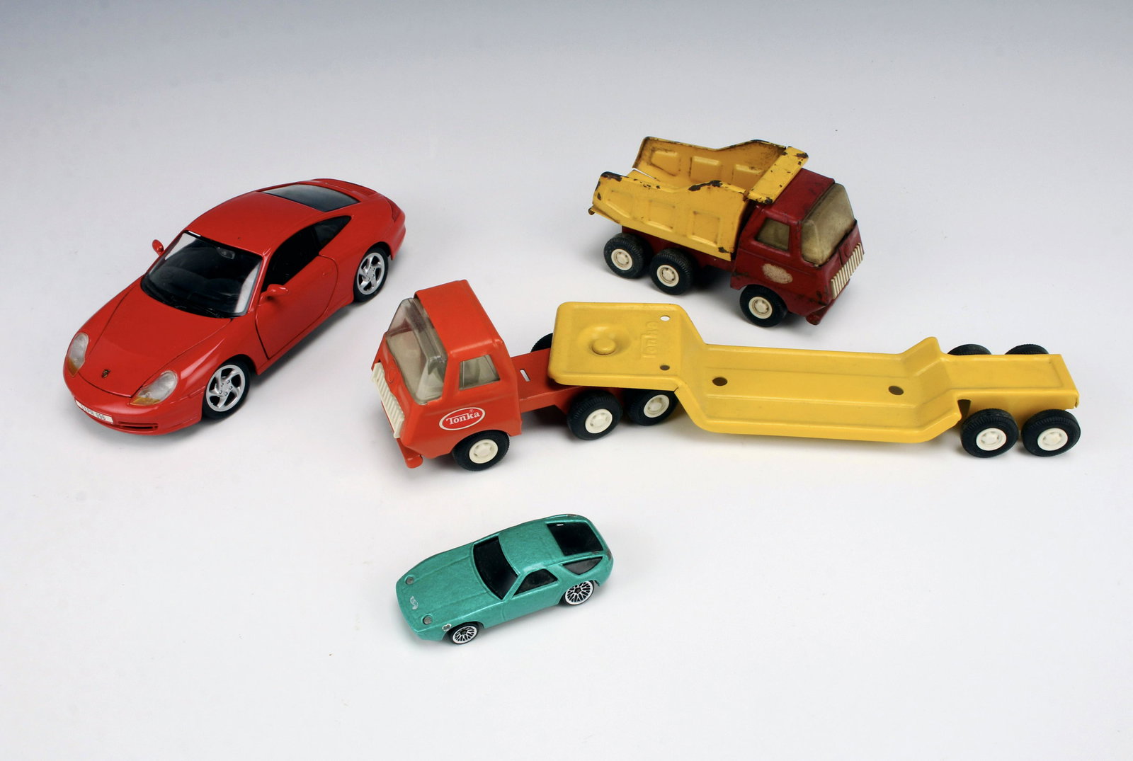 VINTAGE TONKA TRUCKS HOT WHEELS & PORSCHE: VINTAGE TONKA TRUCKS HOT WHEELS & PORSCHE Dump truck and hauler marked Tonka. Hot Wheels car. Porsche. 7" Shipping: <