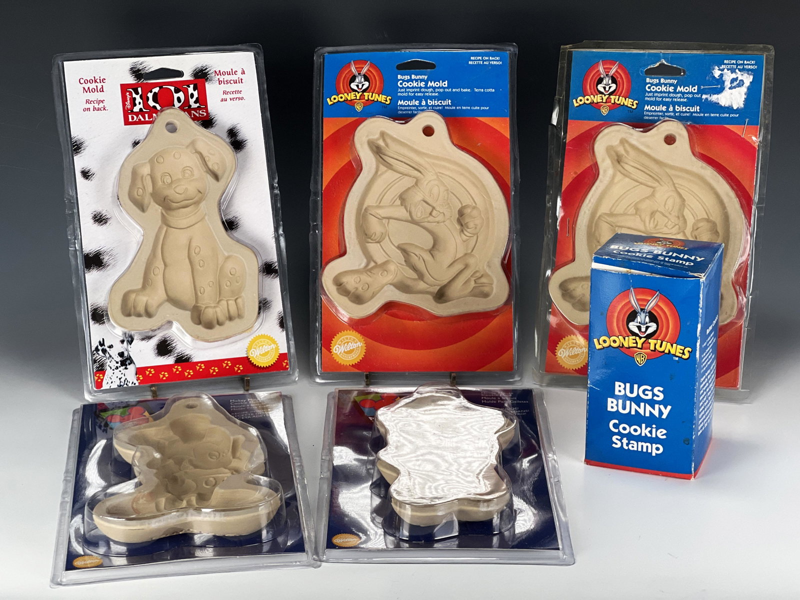 DISNEY & LOONEY TUNES COOKIE MOLDS CUTTERS: DISNEY & LOONEY TUNES COOKIE MOLDS CUTTERS 101 Dalmations, Mickey Mouse and Minnie Mouse, two Bugs Bunny cookie molds. Looney Tunes Bugs Bunny Cookie Stamp. All in packaging and box.