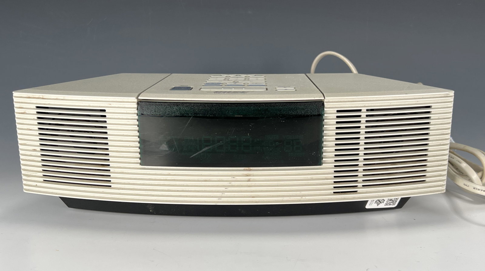 BOSE WAVE RADIO/CD PLAYER: BOSE WAVE RADIO/CD PLAYER Catch the wave of amazing acoustics. Untested. 14" X 8 1/2" Shipping: Sh