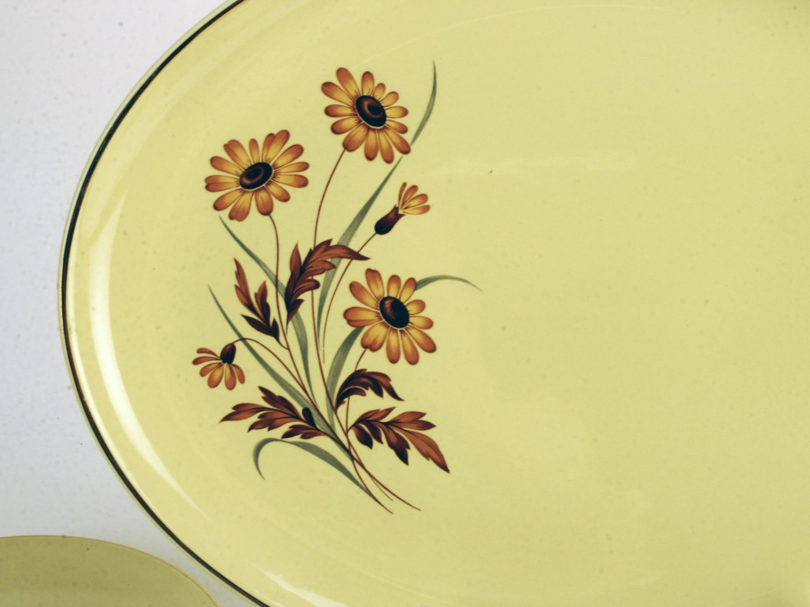 MCM YELLOW DAISY PLATTER & SAUCERS: MCM YELLOW DAISY PLATTER & SAUCERS Unmarked vintage mid century dishes. 10 1/2" Shipping: Shipping