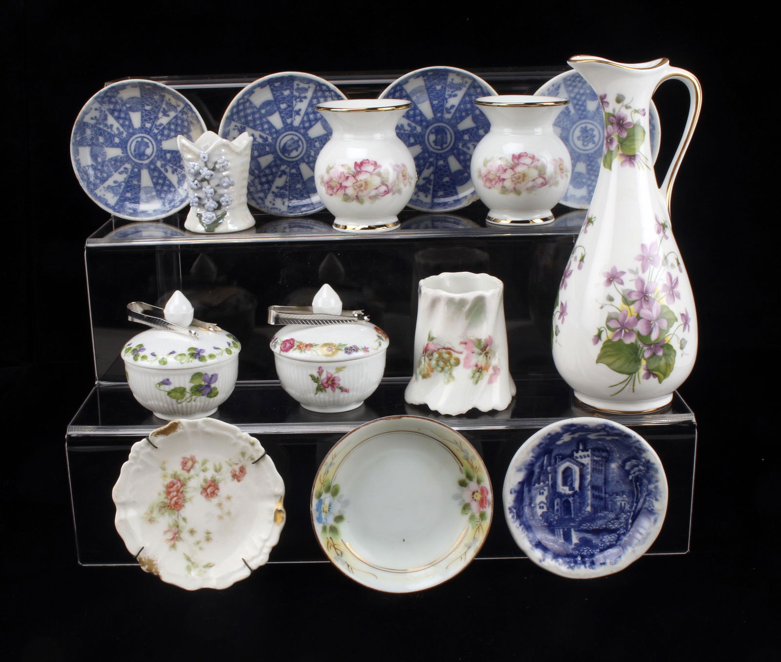 MINIATURE PORCELAIN COLLECTIBLES (1 of 4)