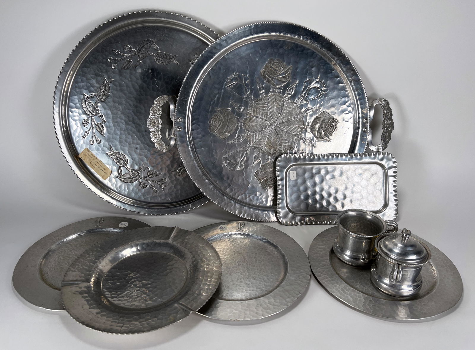 HAMMERED ALUMINUM TRAYS 4 PLATES SUGAR & CREAMER (1 of 10)