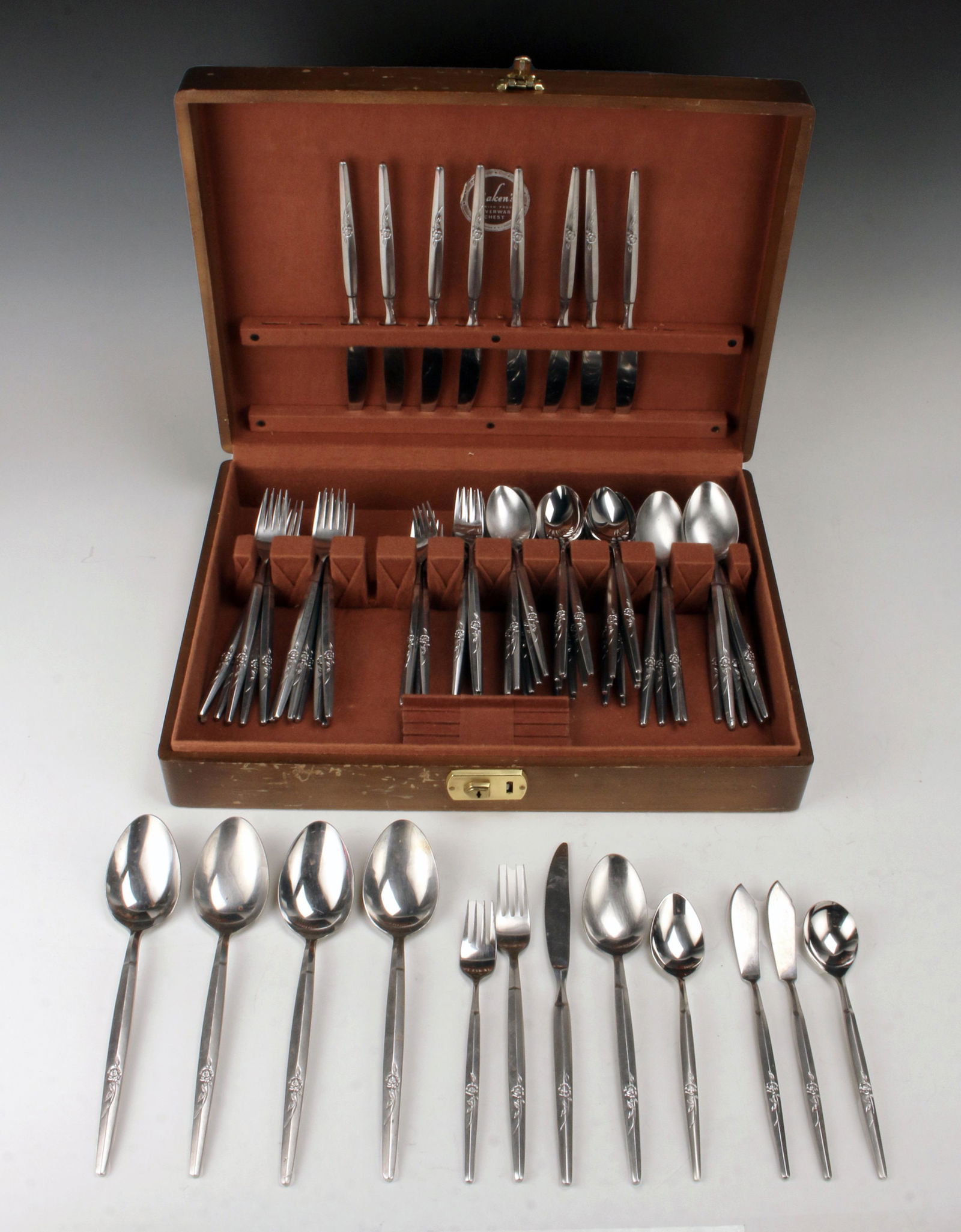 AMO STAINLESS STEEL FLATWARE IN CHEST (1 of 5)