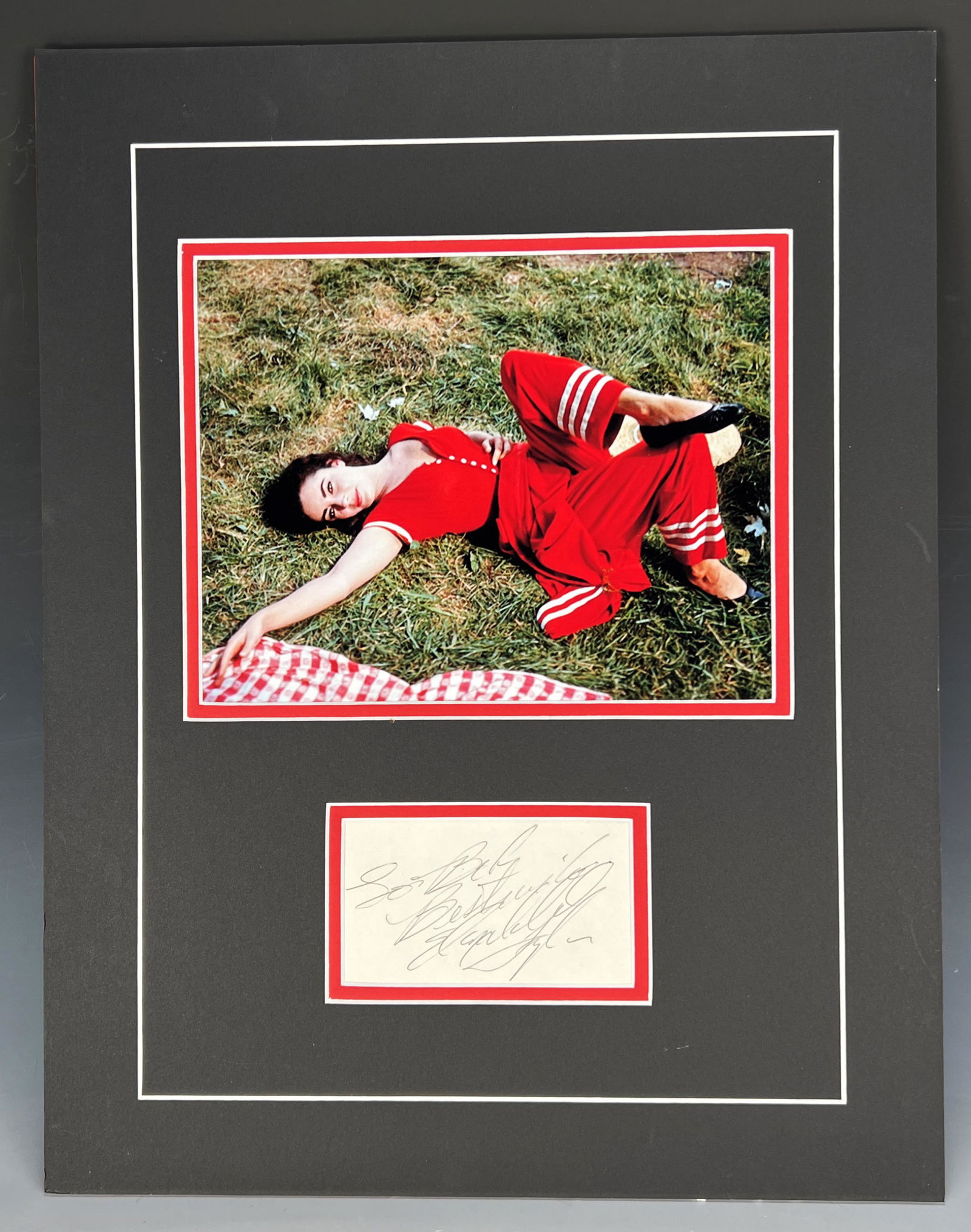 ELIZABETH TAYLOR SIGNATURE: ELIZABETH TAYLOR SIGNATURE Image from the set of the movie Raintree County, original photograph by Bob Willoughby 1957. Converse Auctions does not authenticate <