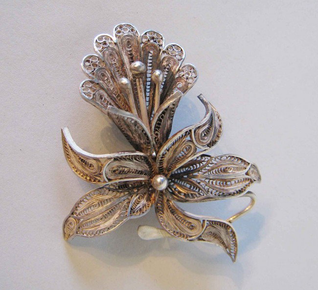 Wow! how do they make those? A silver filigree pin: Exquisite craftsmanship. A perfect addition to a sweater or scarf. A .925 silver hand made filigree pin, 63.5 mm high.
