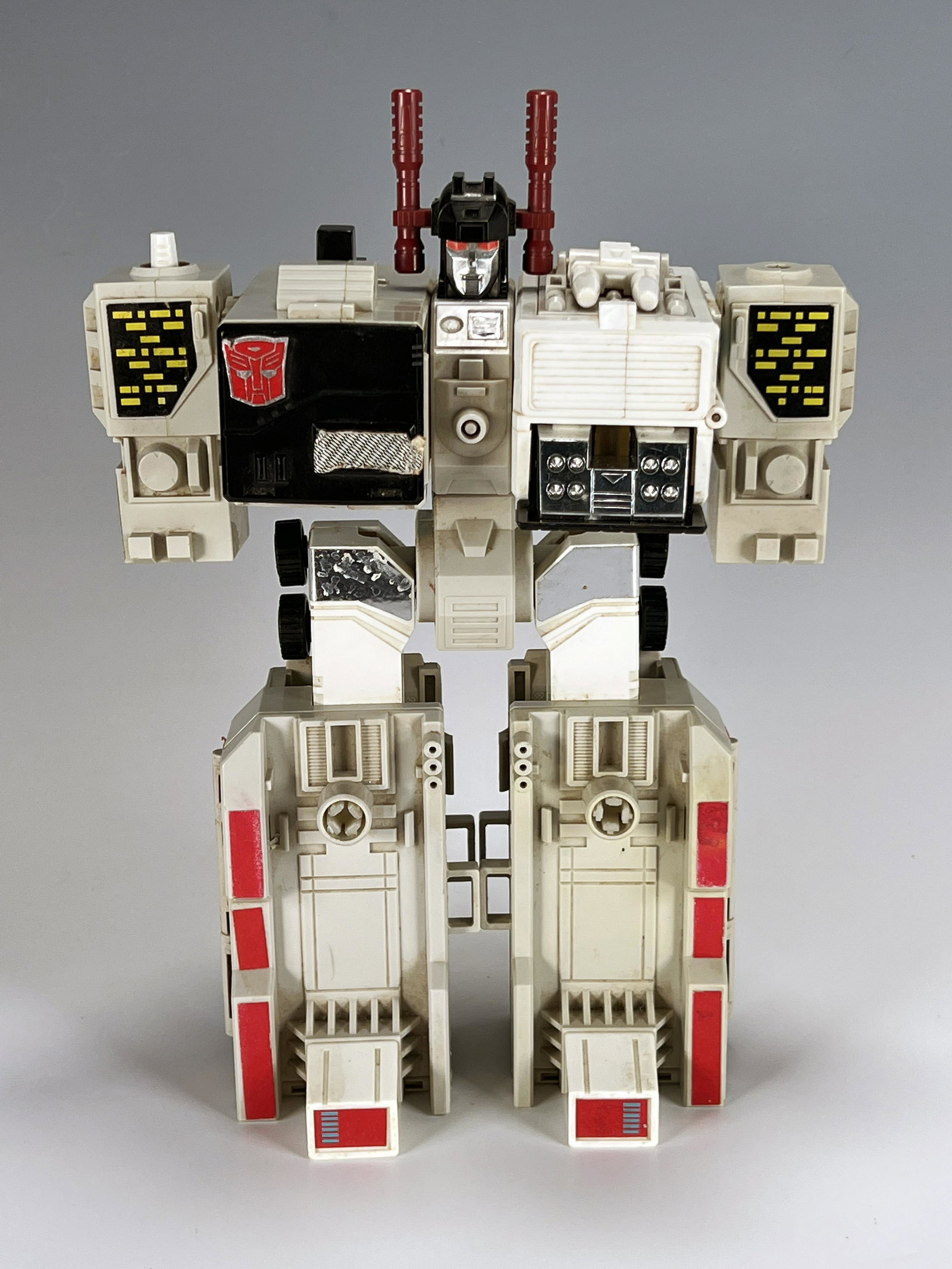 HASBRO METROPLEX TRANSFORMER 1985: HASBRO METROPLEX TRANSFORMER 1985 10" x 8" x 4 1/4" Shipping: Shipping and handling in the continental US will cost $21.06