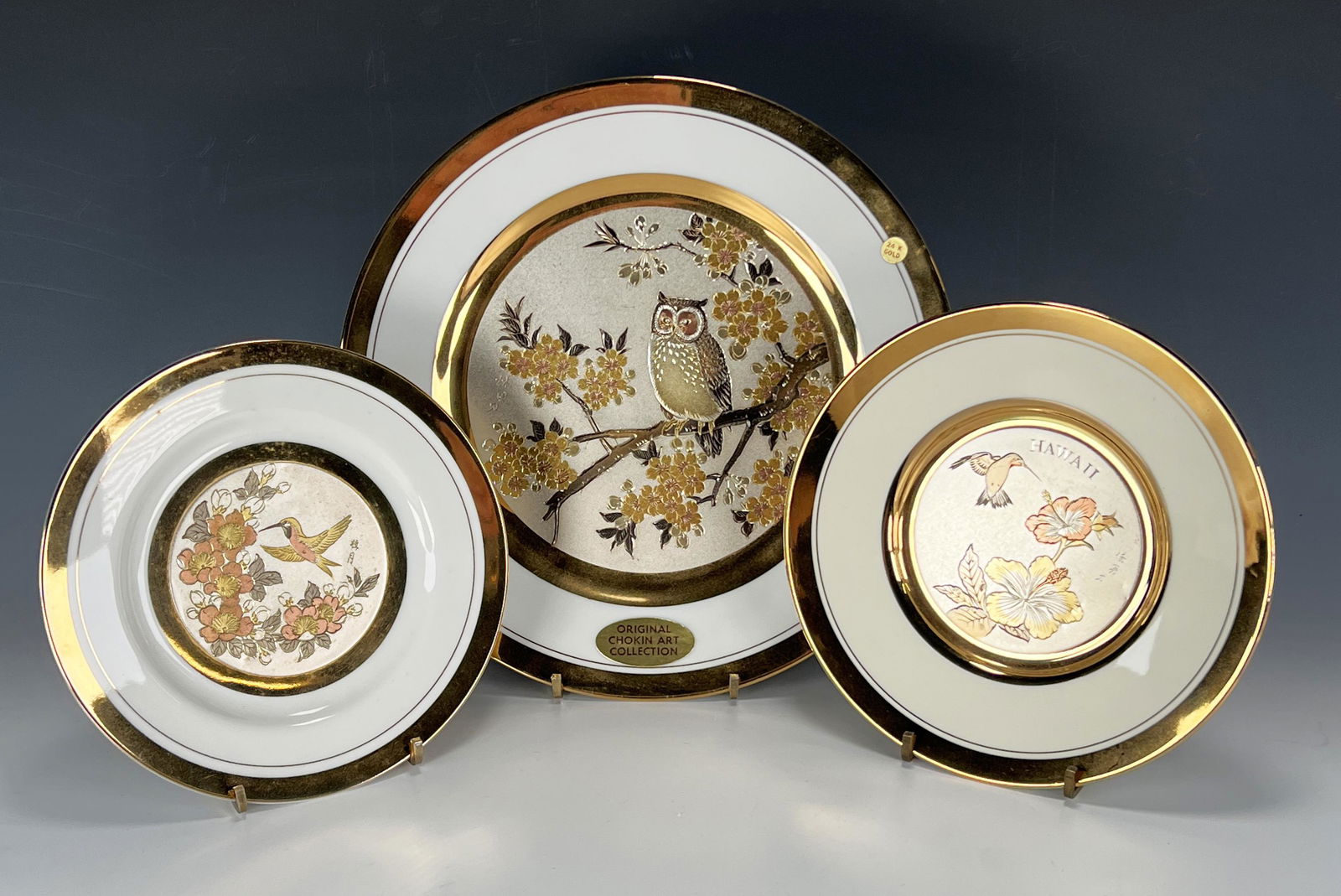 THREE ART OF CHOKIN GOLD RIMMED PLATES (1 of 5)