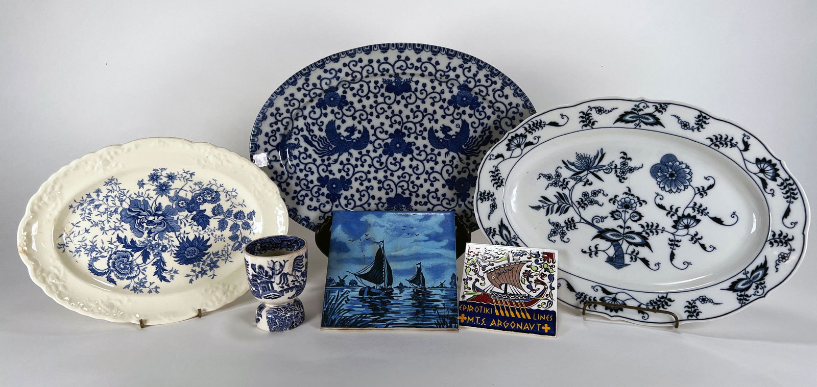 BLUE & WHITE SERVING TRAY TRIVET LOT: BLUE & WHITE SERVING TRAY TRIVET LOT 3 Oval platters, egg cup, and 2 decorative tiles. 15" Shipping: