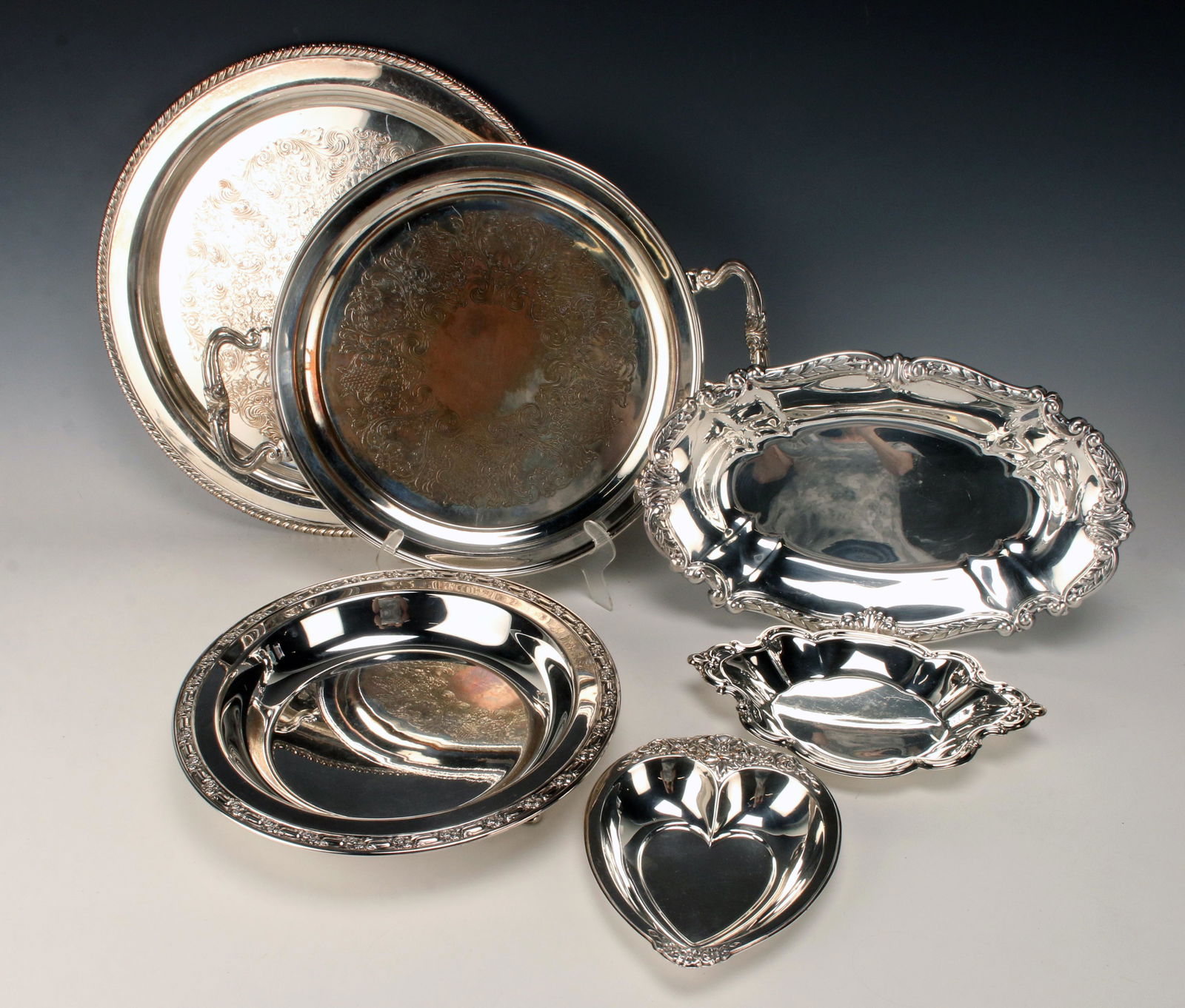 LOT OF SILVERPLATE SERVING ITEMS (1 of 3)