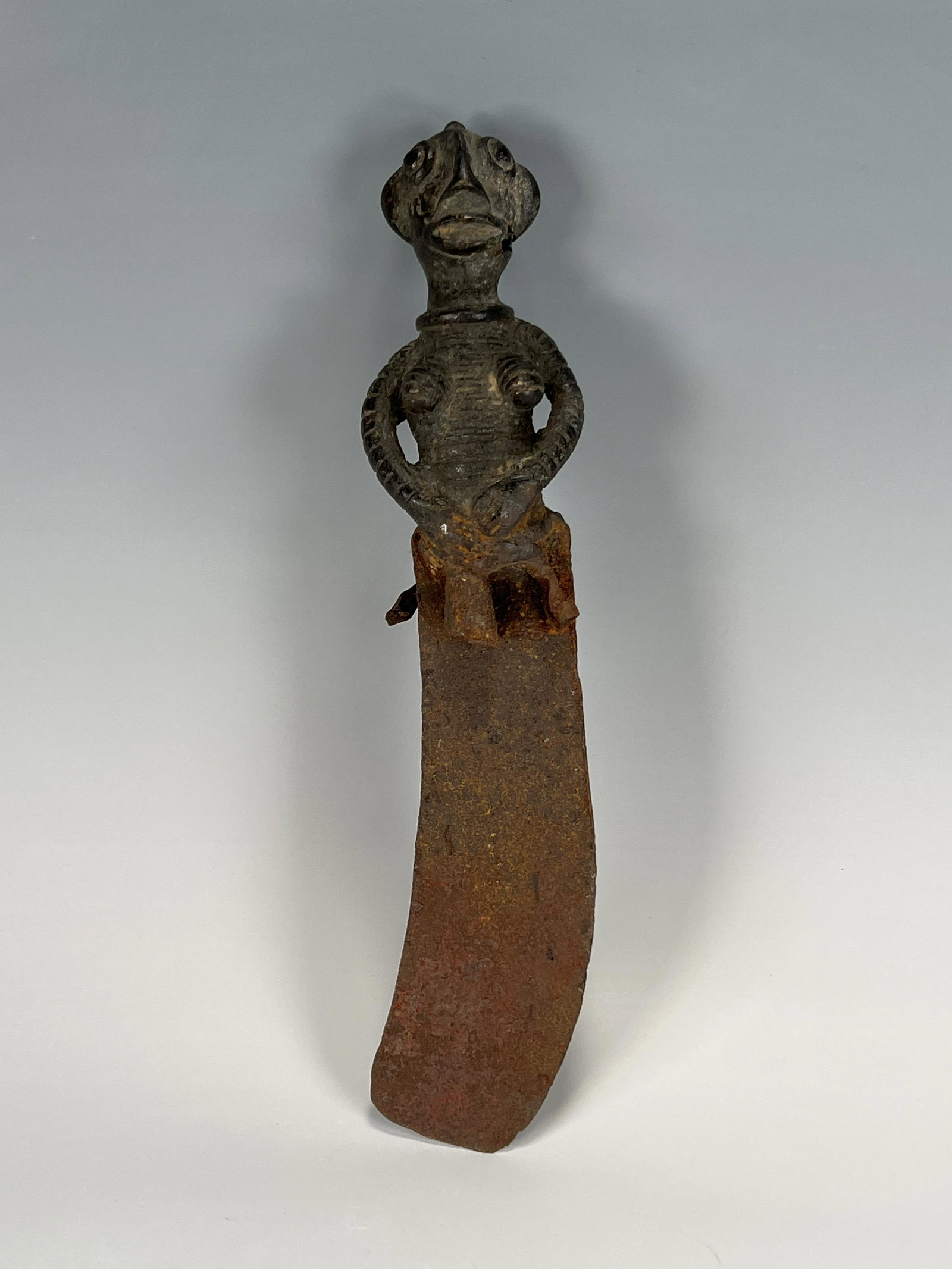 BRONZE CURRENCY YORUBA NIGERIA KNIFE: BRONZE CURRENCY YORUBA NIGERIA KNIFE Heavy patina. 12 3/4" x 2 3/4" Shipping: Shipping and handli