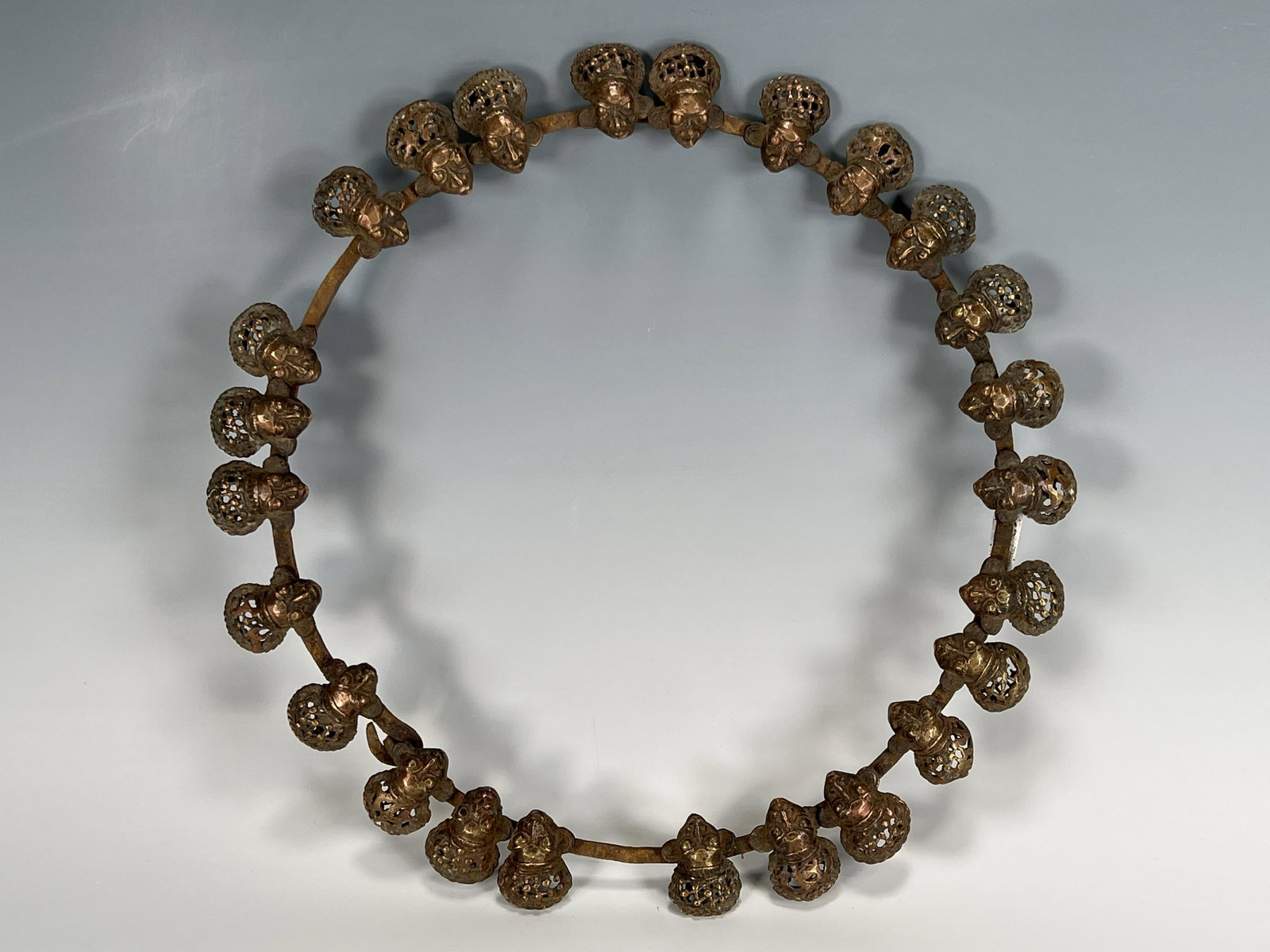 BAMOUN TROPHY BAMUN KINGDOM: BAMOUN TROPHY BAMUN KINGDOM Represents reward 14 3/4" x 3/4" Shipping: Shipping and handling in th