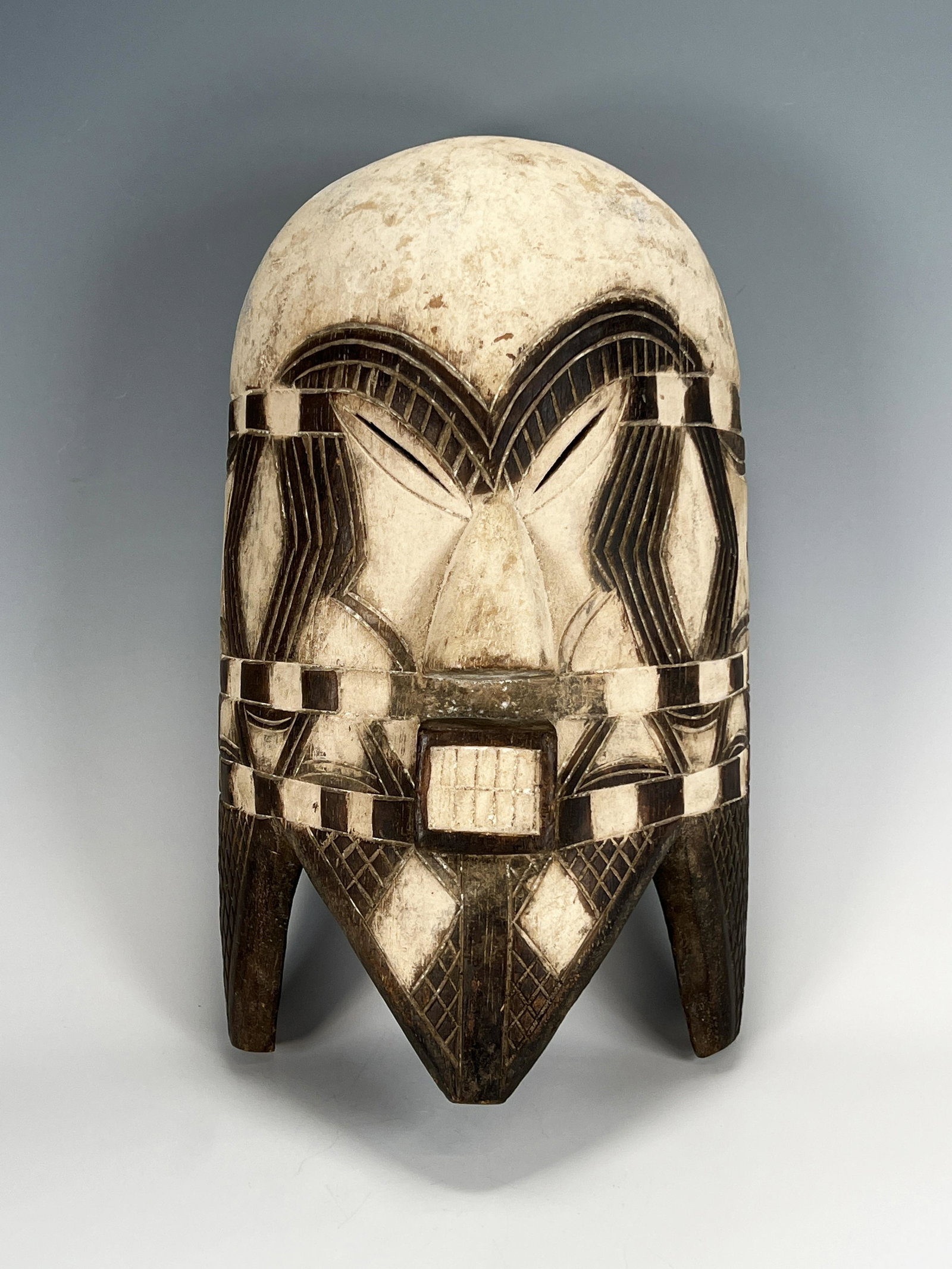 WHITE TATTOO MASK MOSSI BUKINA FASO: WHITE TATTOO MASK MOSSI BUKINA FASO 13 3/4" x 8 1/2" x 6" Shipping: Shipping and handling in the continental US will cost $