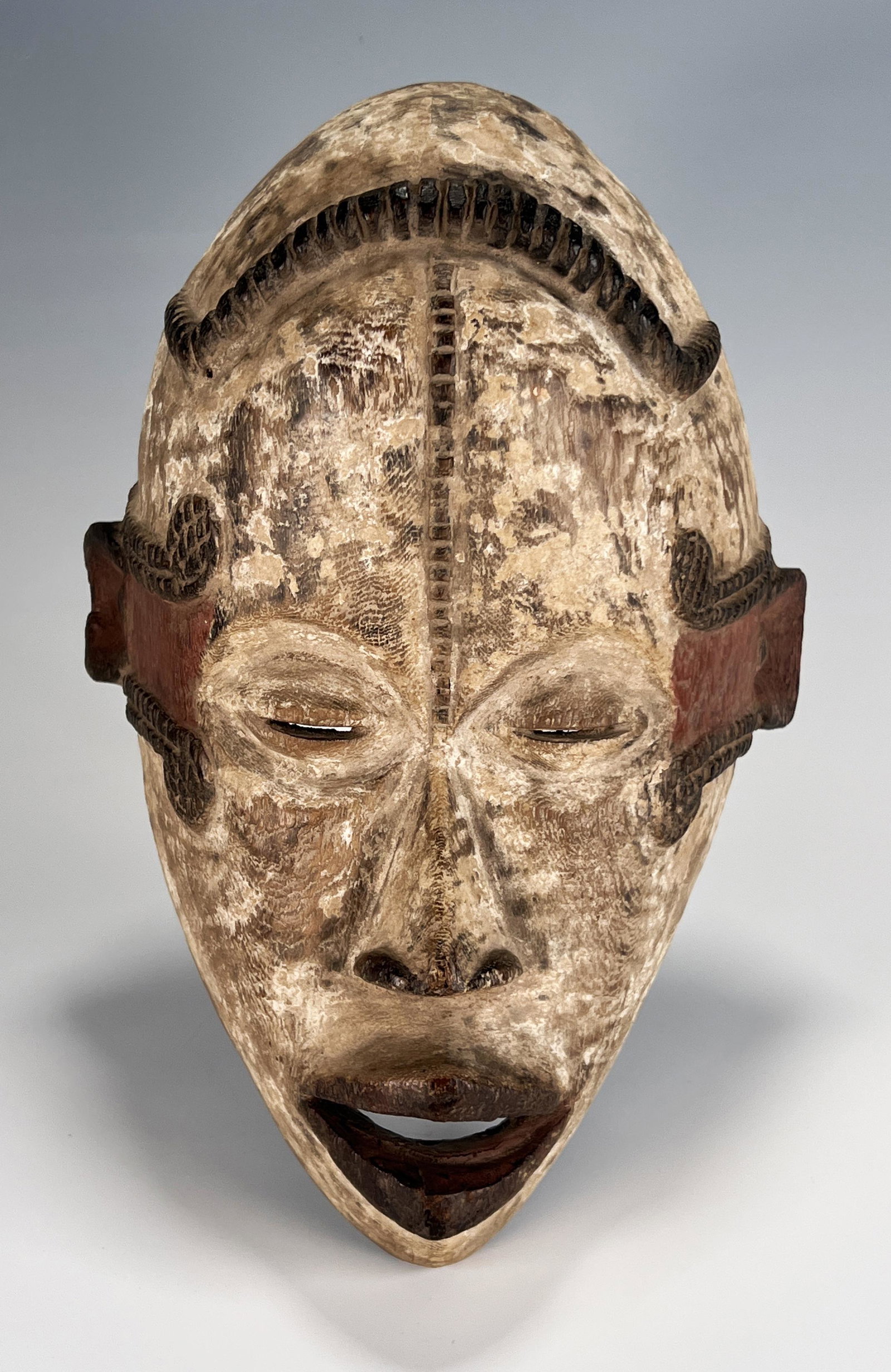 IGBOH BLACK & WHITE MASK NIGERIA: IGBOH BLACK & WHITE MASK NIGERIA 11 3/4" x 7 3/4" x 4 3/4" Shipping: Shipping and handling in the continental US will