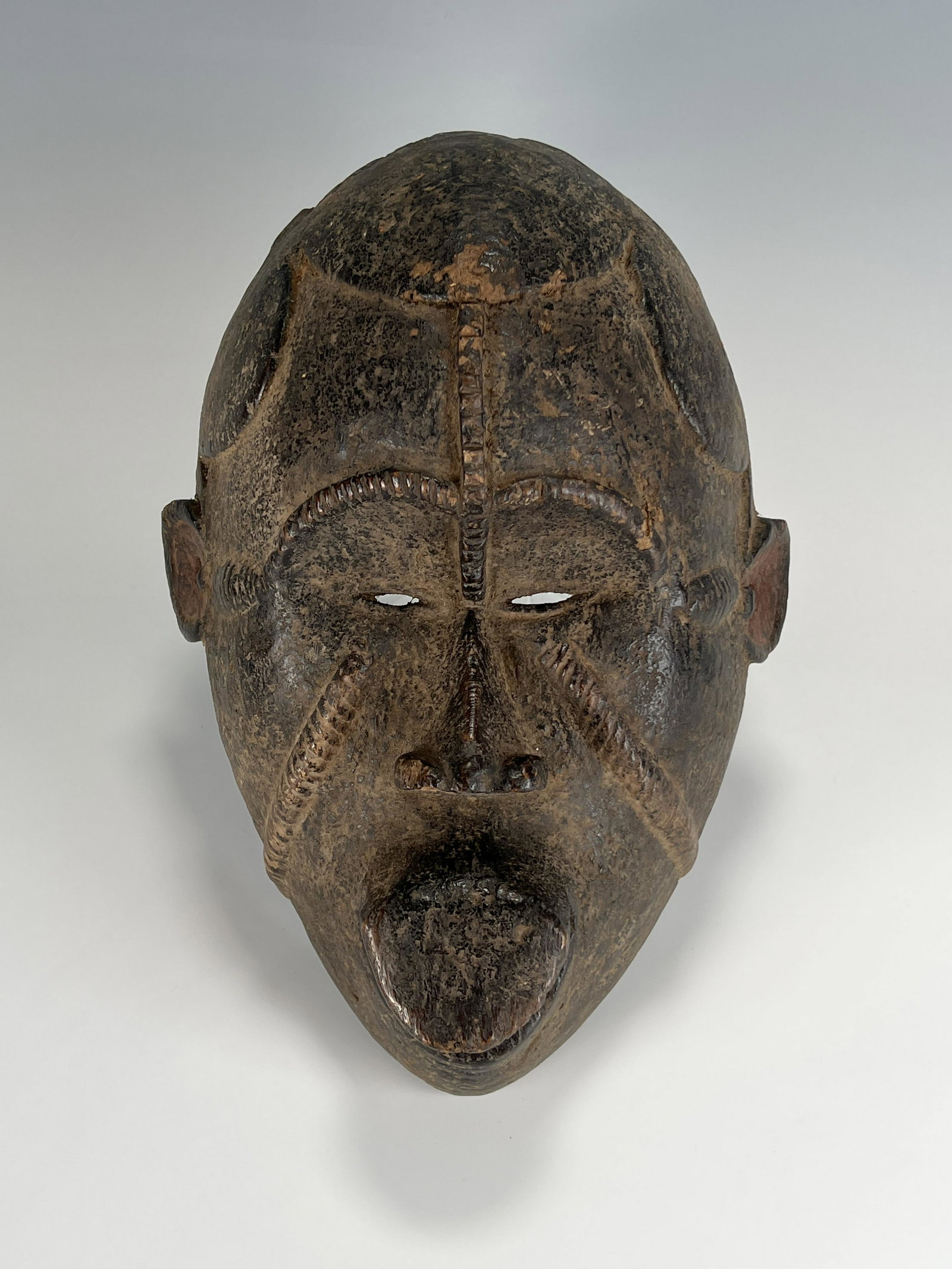 IGBOH BLACK & WHITE MASK NIGERIA: IGBOH BLACK & WHITE MASK NIGERIA 12 1/2" x 8 3/4" x 5 1/4" Shipping: Shipping and handling in the continental US will