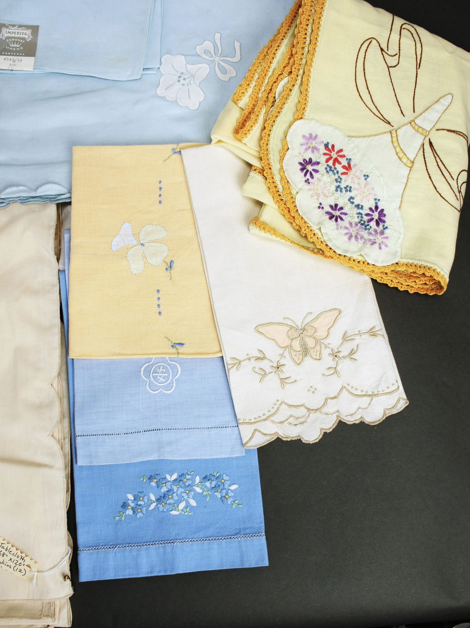 VINTAGE TABLECLOTHES, NAPKINS, PLACEMATS (1 of 8)