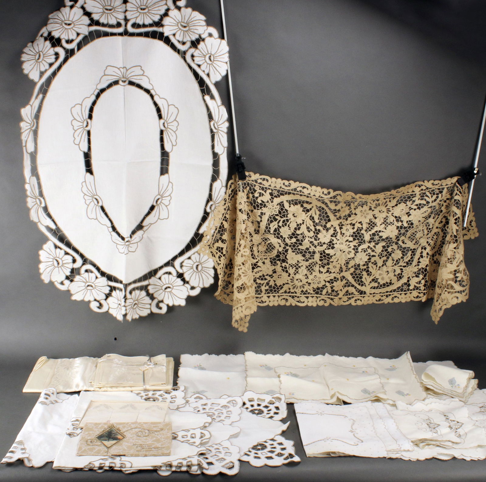 VINTAGE TABLECLOTH NAPKINS PLATEMATS TABLE RUNNERS (1 of 8)