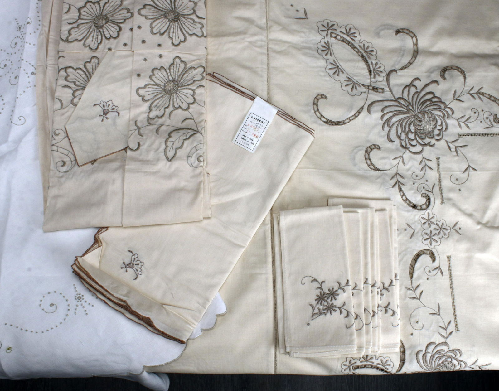 OPENWORK AND EMBROIDERED TABLECLOTHS (1 of 5)