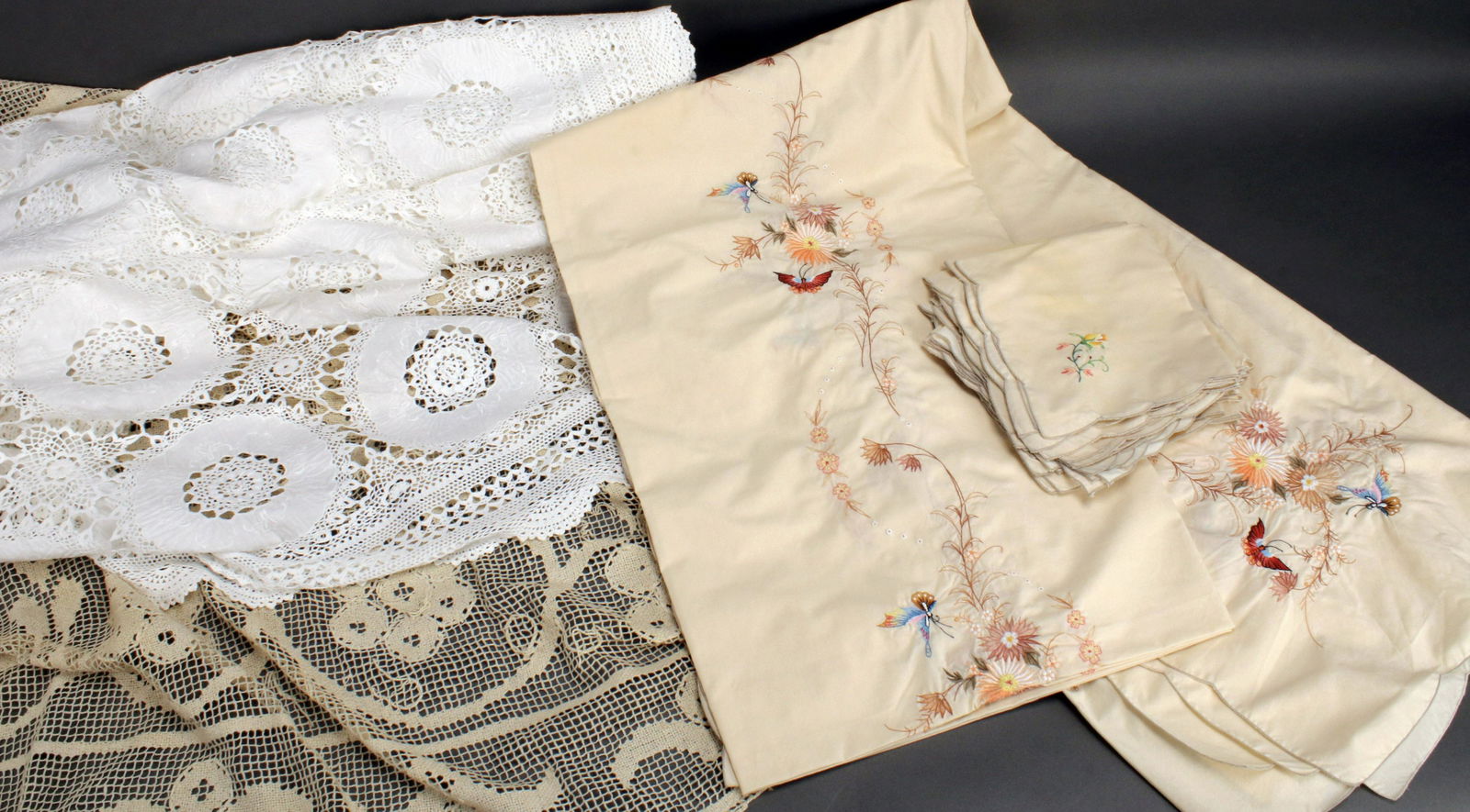 VINTAGE CROCHETED EMBROIDERED TABLECLOTHS (1 of 4)