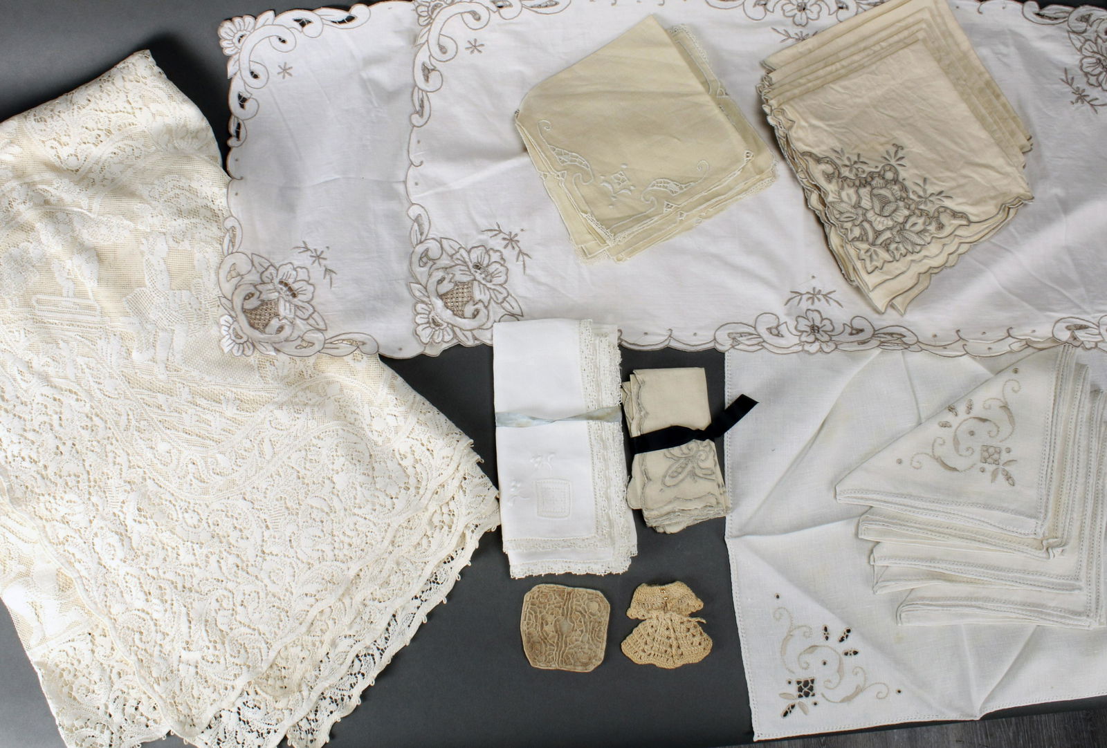 MIXED LOT OF NAPKINS TABLE RUNNERS TABLECLOTH (1 of 5)