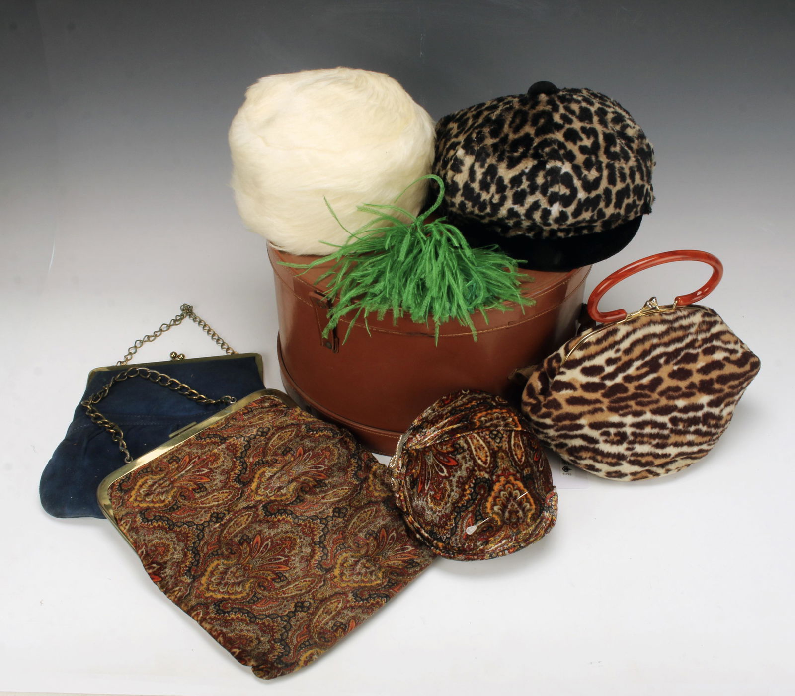 VINTAGE VINYL HAT BOX WITH VINTAGE ACCESSORIES (1 of 4)