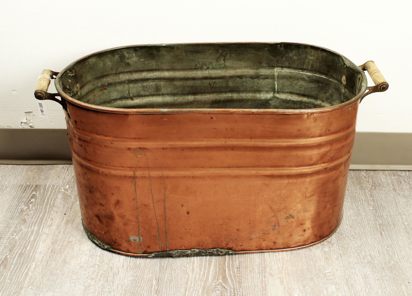 VINTAGE COPPER WASH TUB W WOODEN HANDLES (1 of 4)