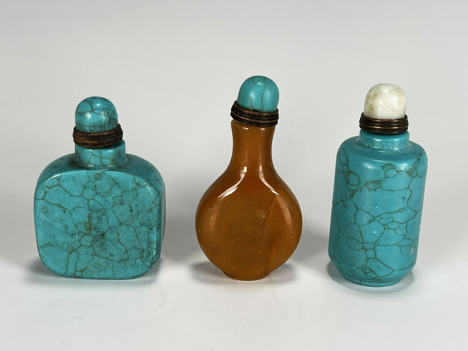 THREE HARDSTONE SNUFF BOTTLES (1 of 5)
